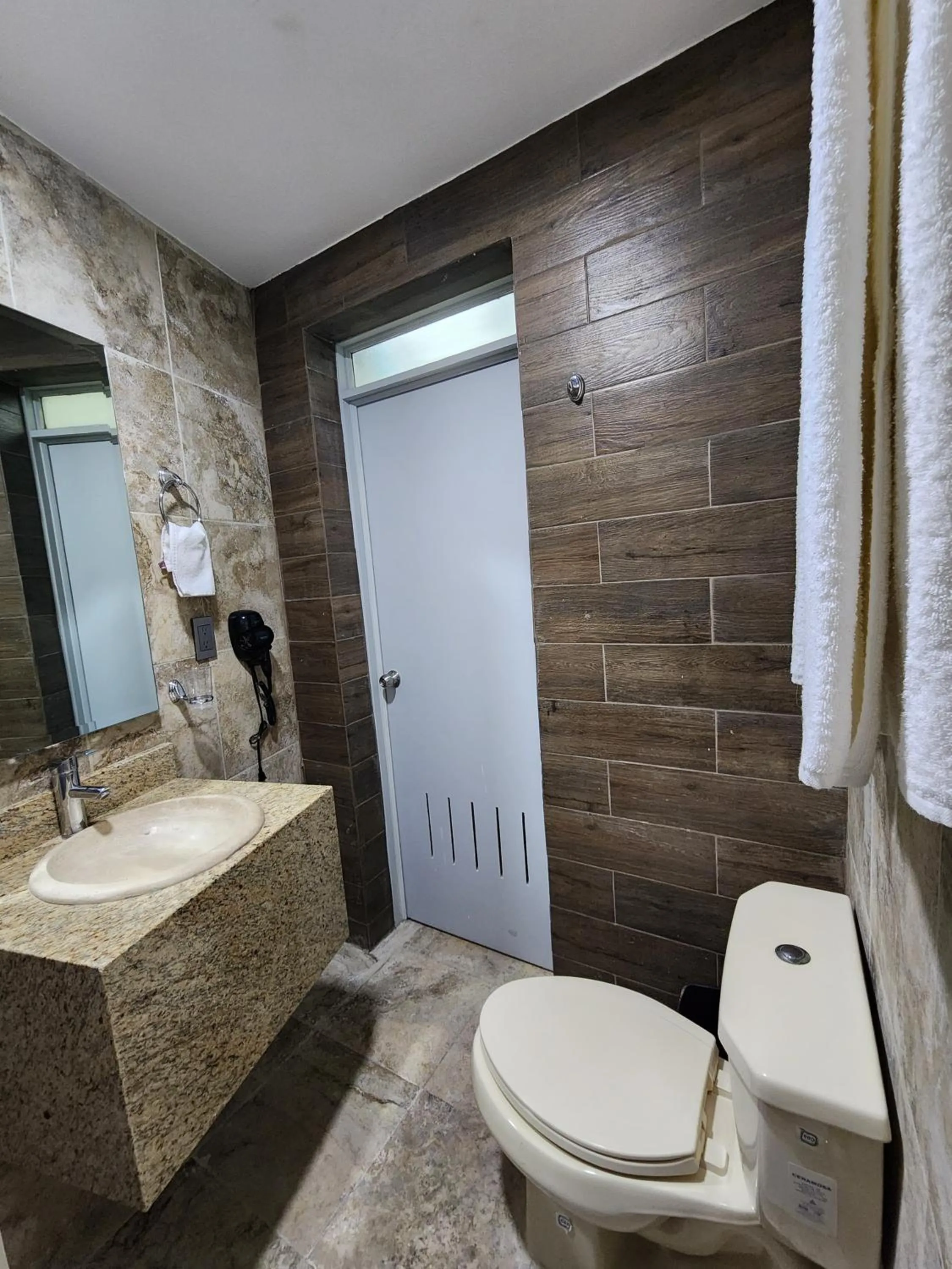 Bathroom in Hotel Roque