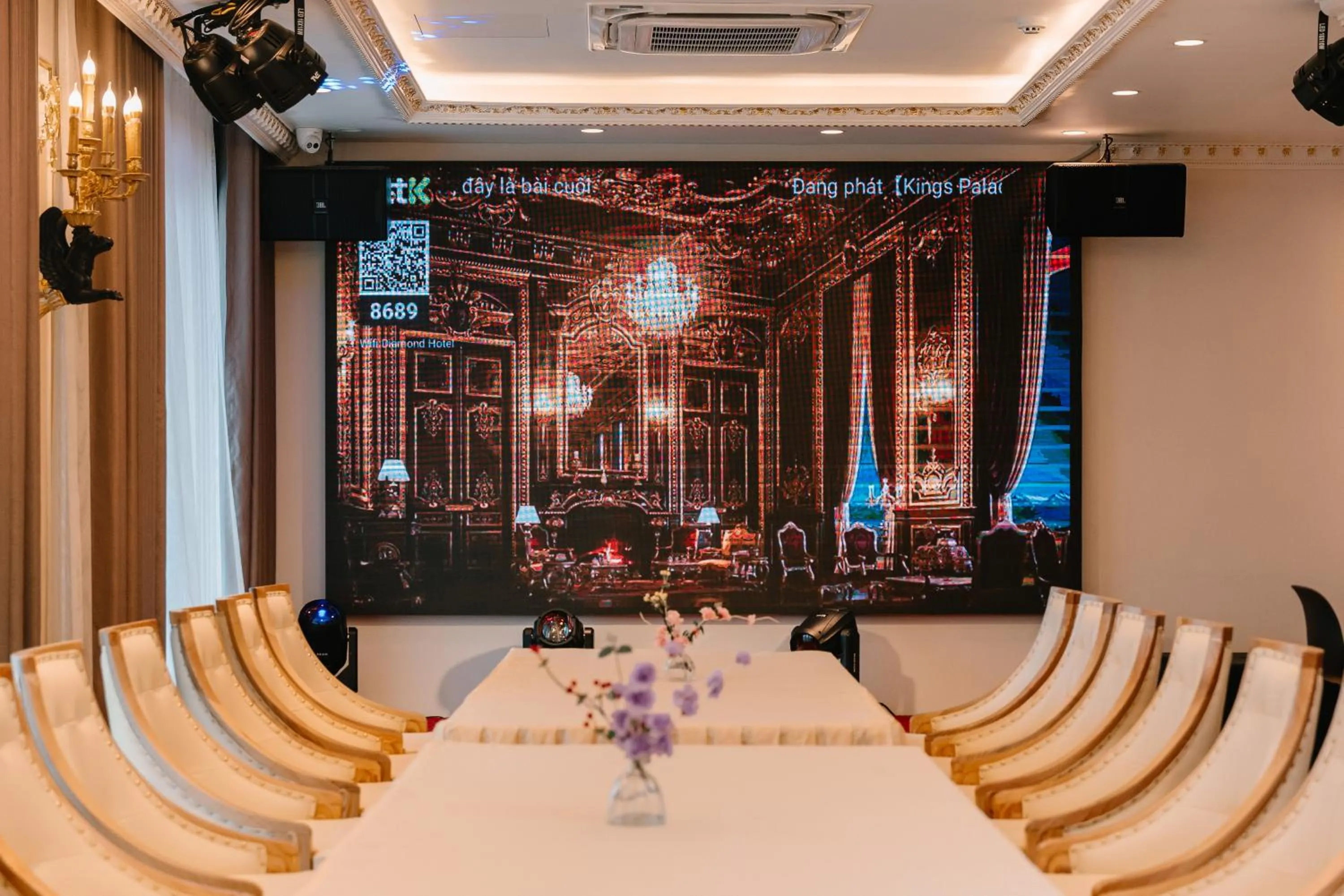 Restaurant/places to eat in Diamond Hotel