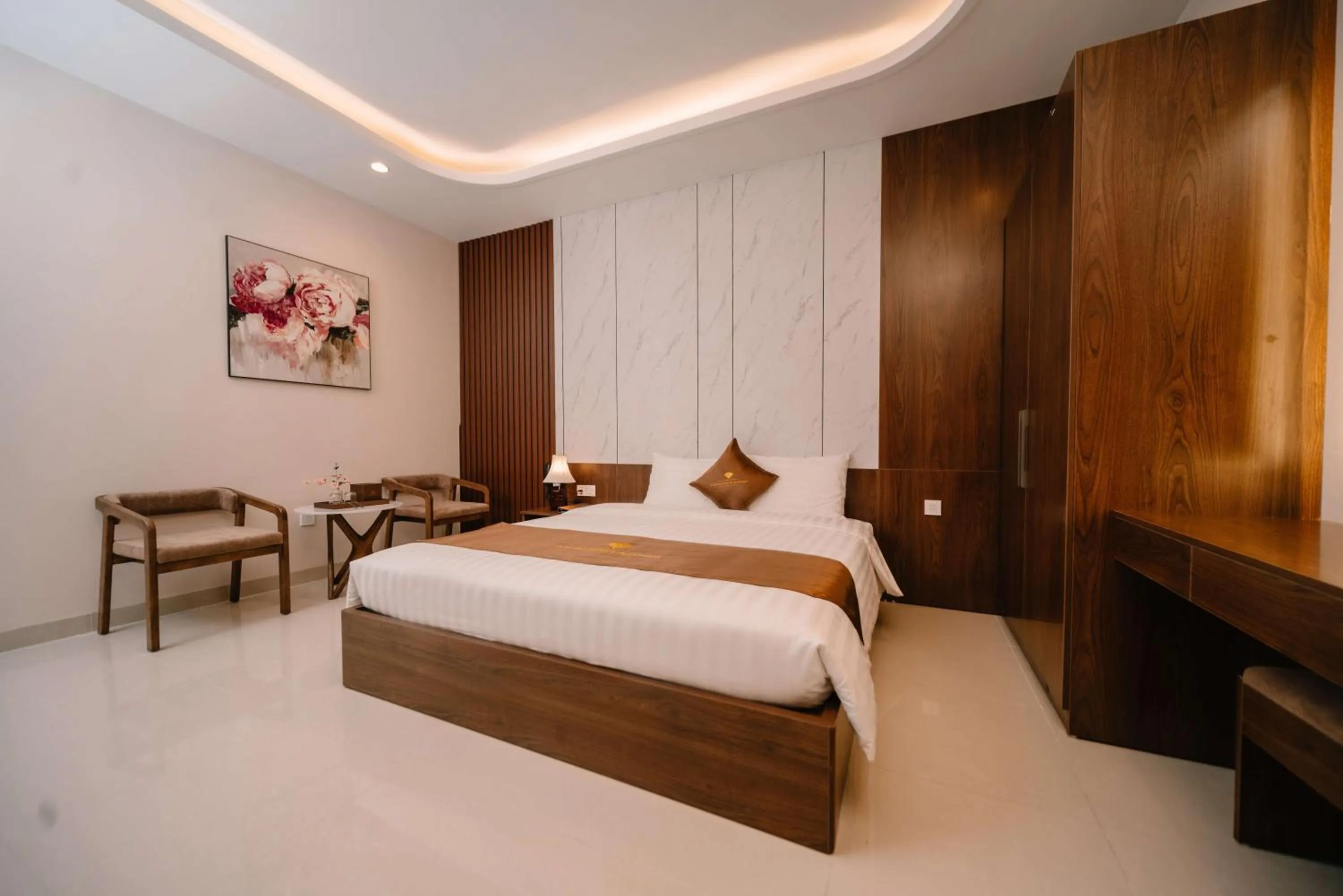 Bedroom, Bed in Diamond Hotel