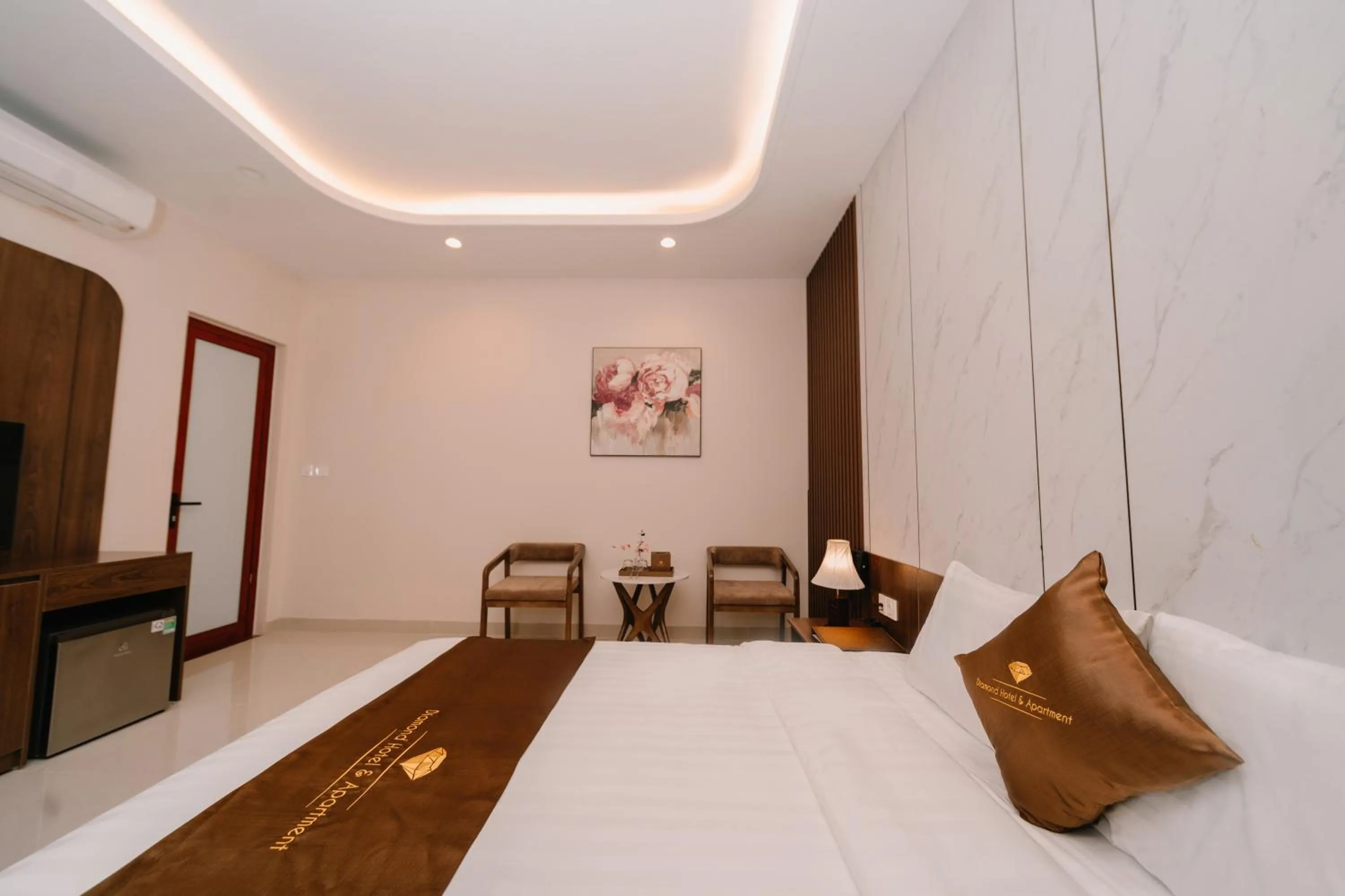 Bedroom, Bed in Diamond Hotel