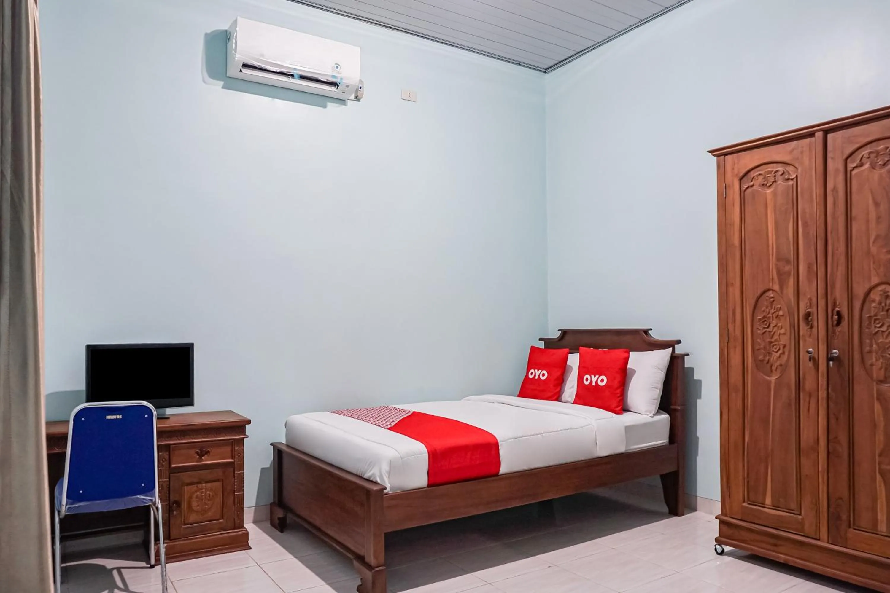 Bedroom, Bed in Hotel O Guest House Riharti Syariah