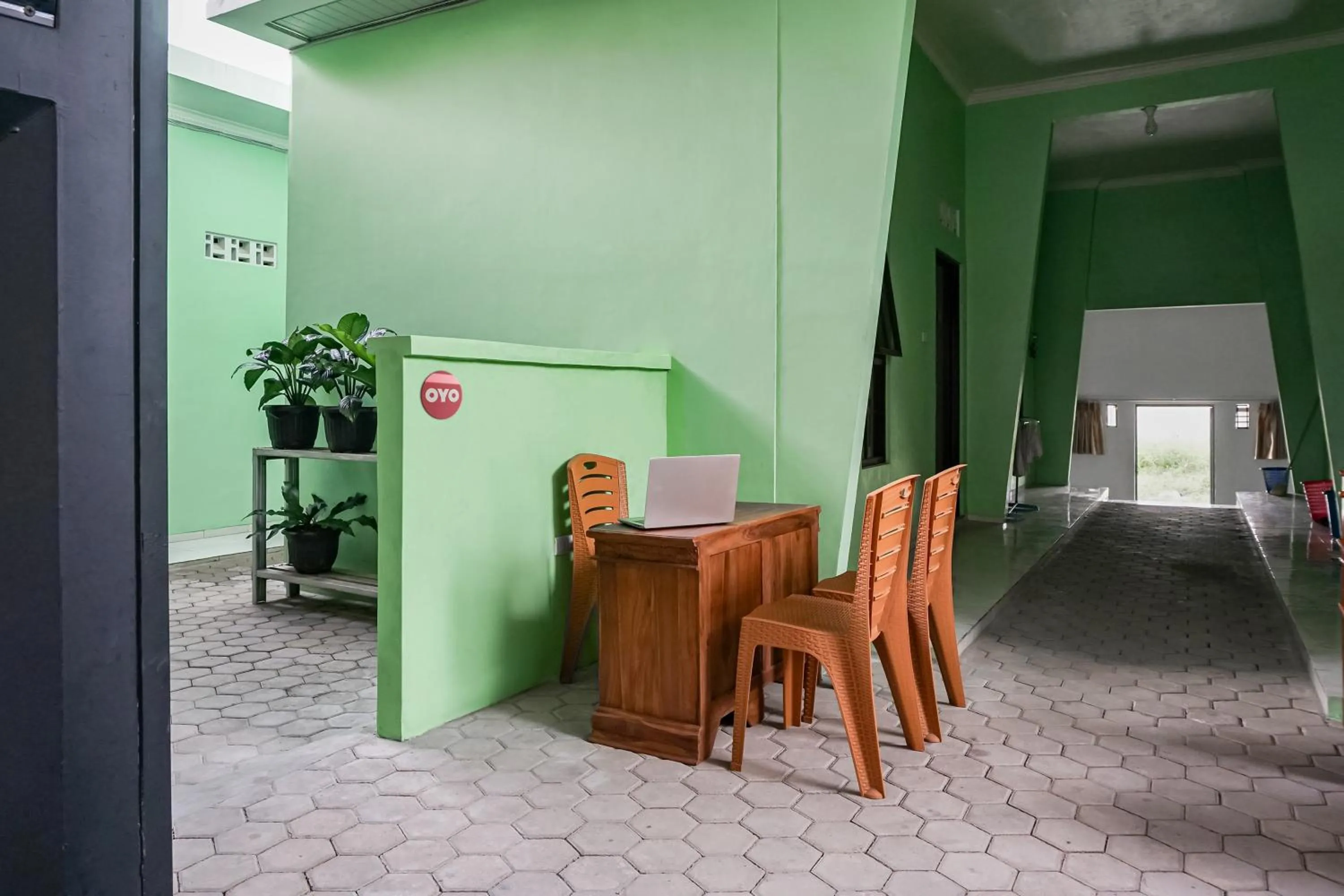 Lobby or reception in Hotel O Guest House Riharti Syariah