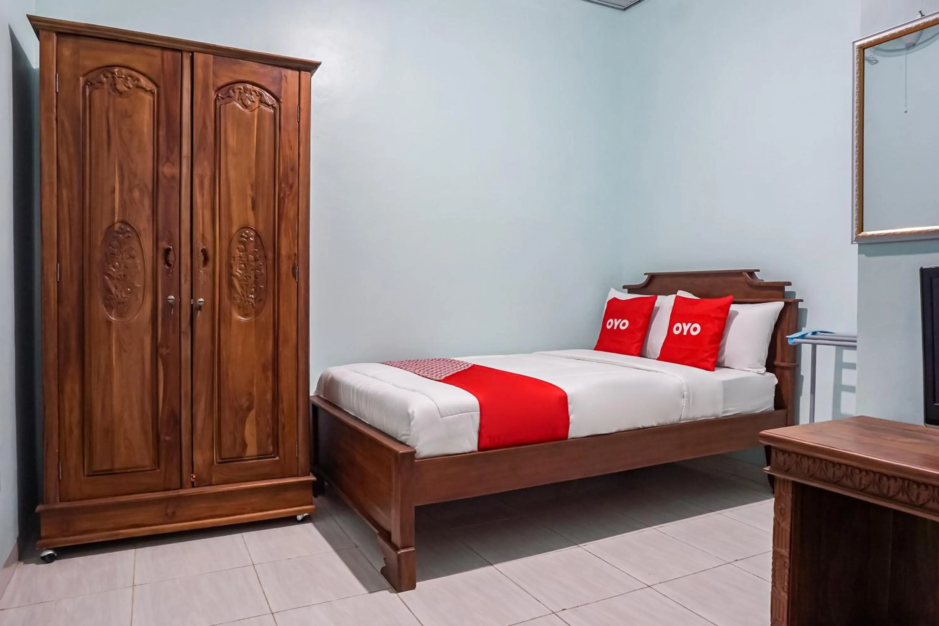 Bedroom, Bed in Hotel O Guest House Riharti Syariah