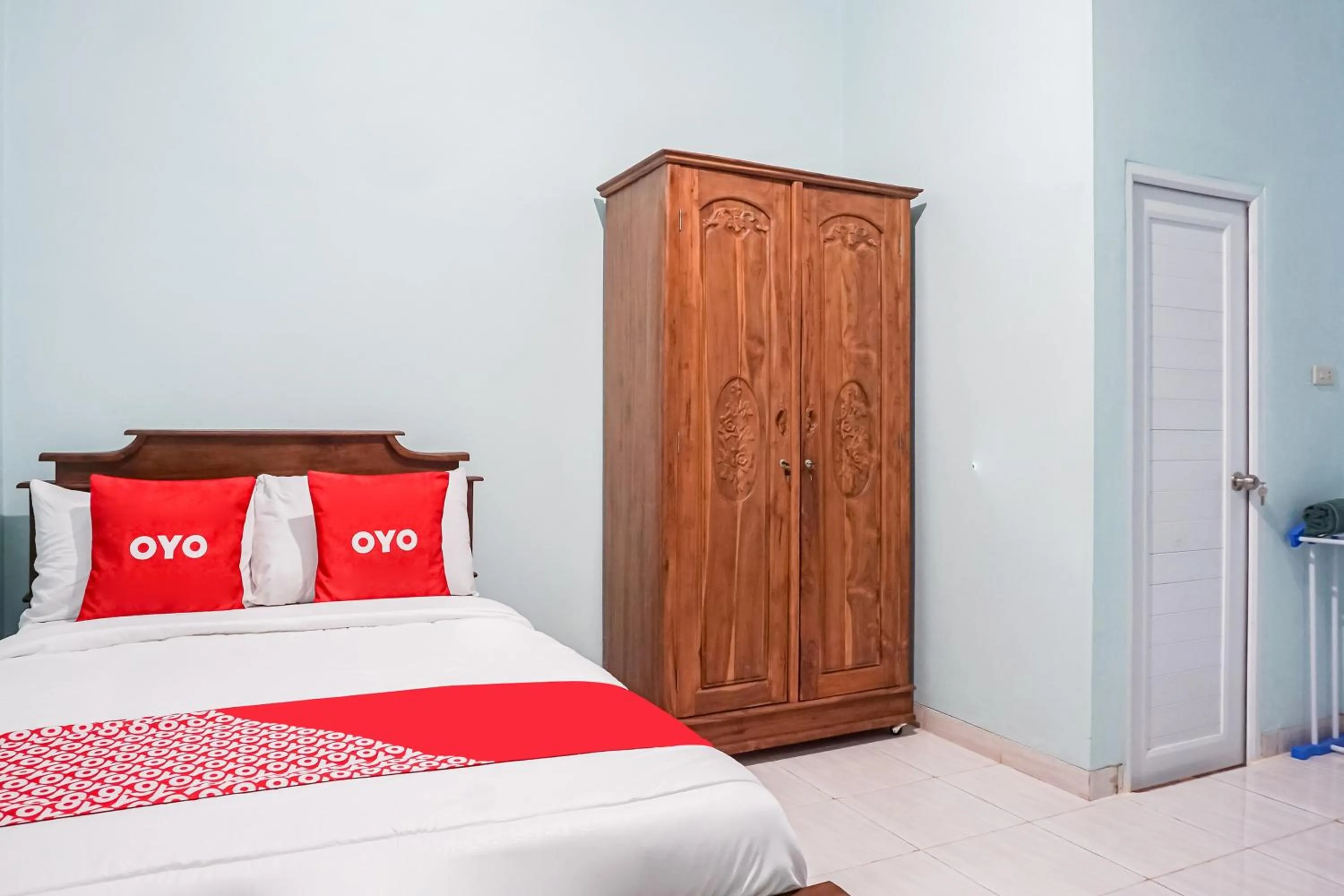 Bedroom, Bed in Hotel O Guest House Riharti Syariah
