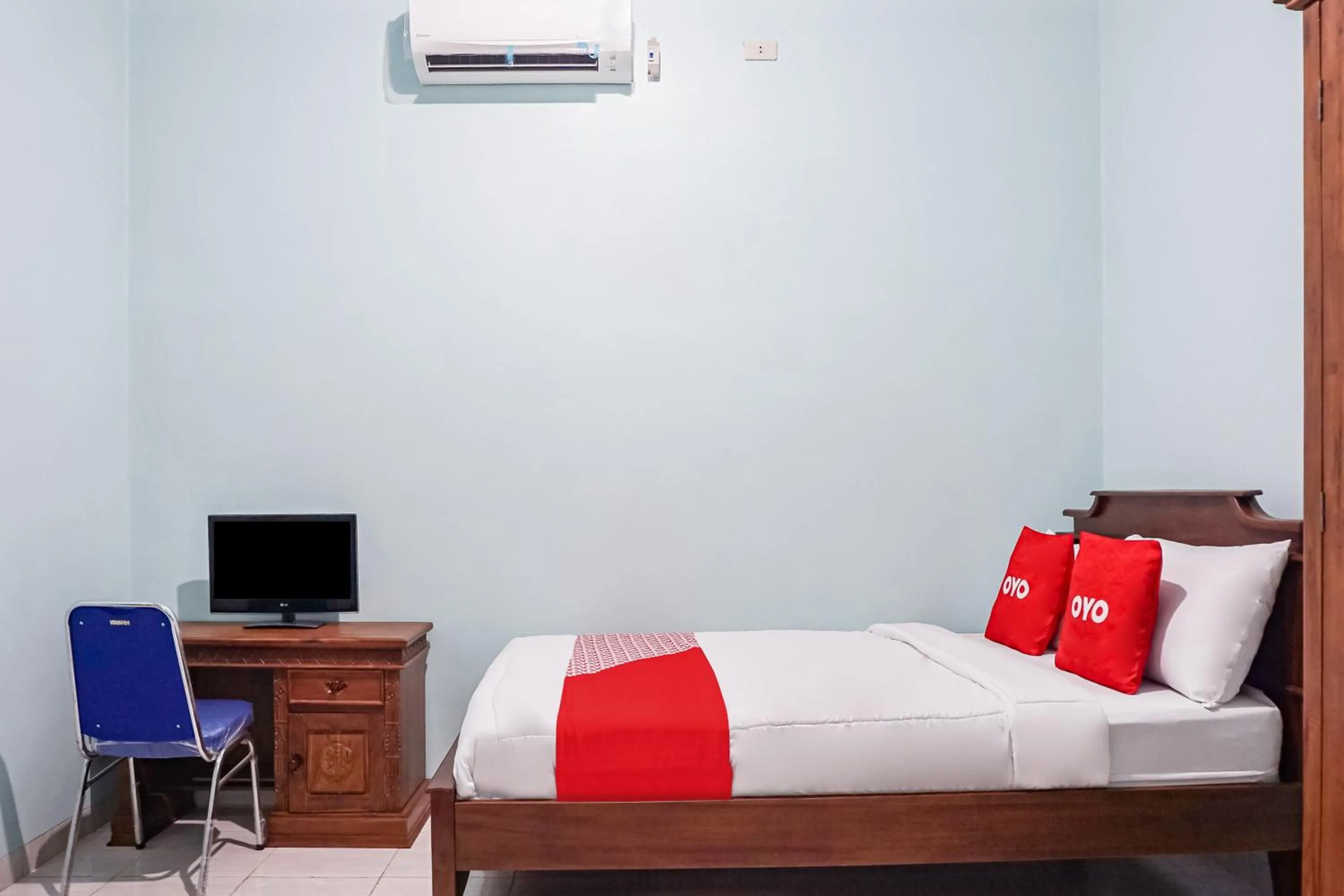 Bedroom, Bed in Hotel O Guest House Riharti Syariah