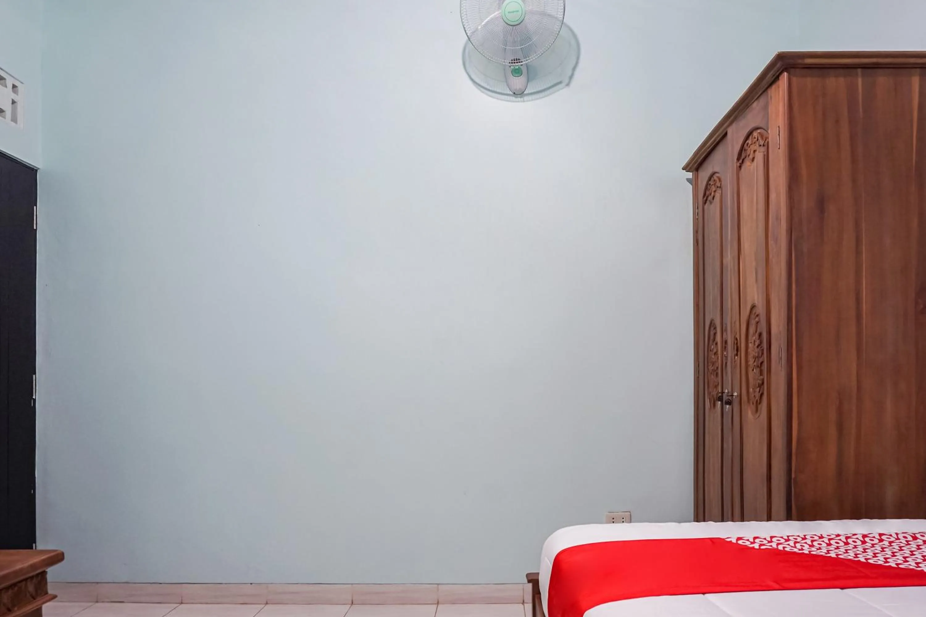 Bedroom, Bed in Hotel O Guest House Riharti Syariah