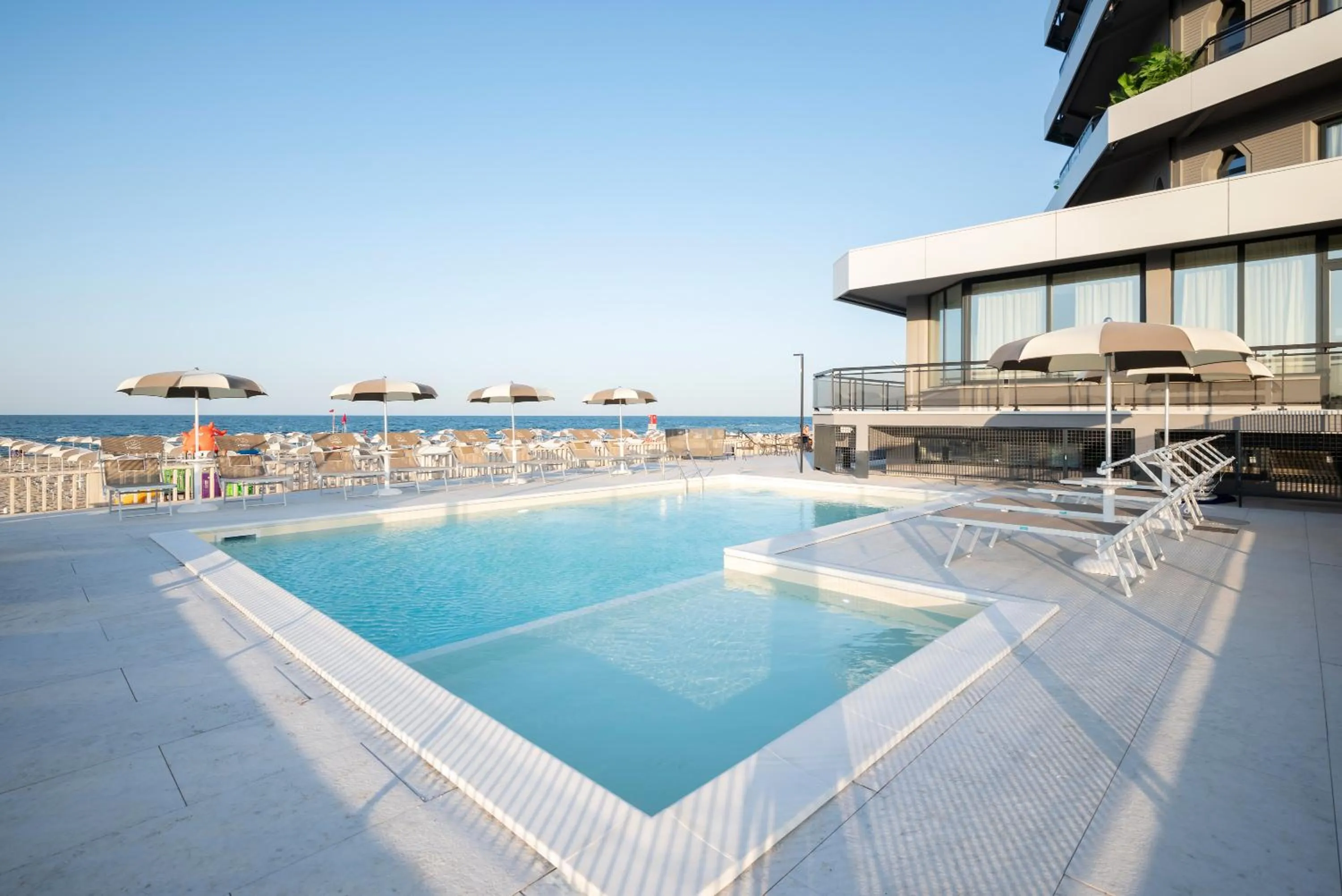 Swimming pool in Hotel Playa Suite