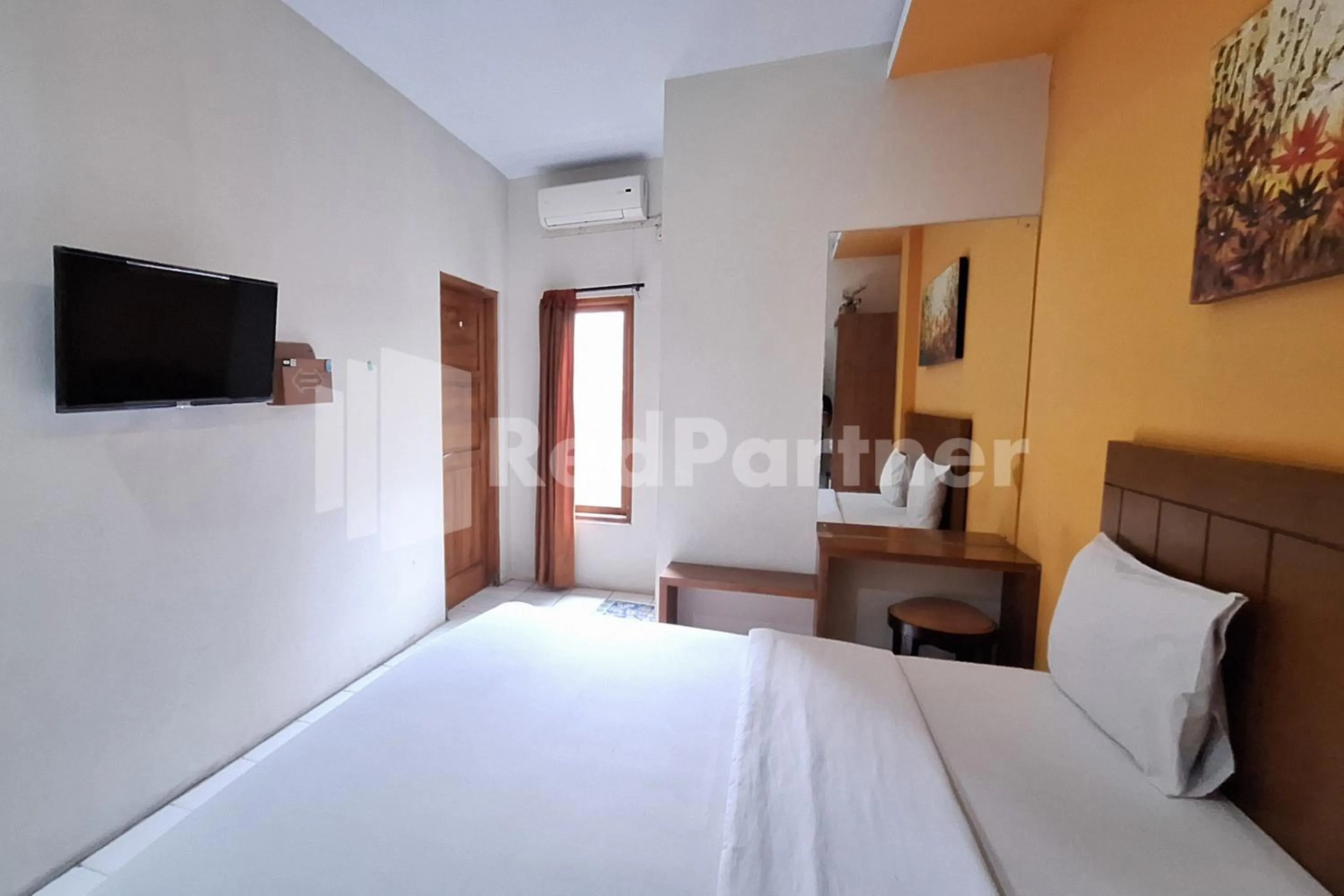 Bed in Nirvana Inn seturan Mitra RedDoorz