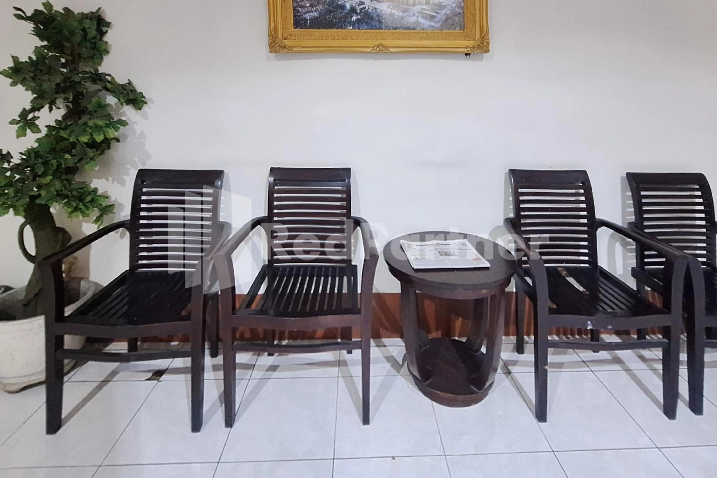 Seating area in Nirvana Inn seturan Mitra RedDoorz