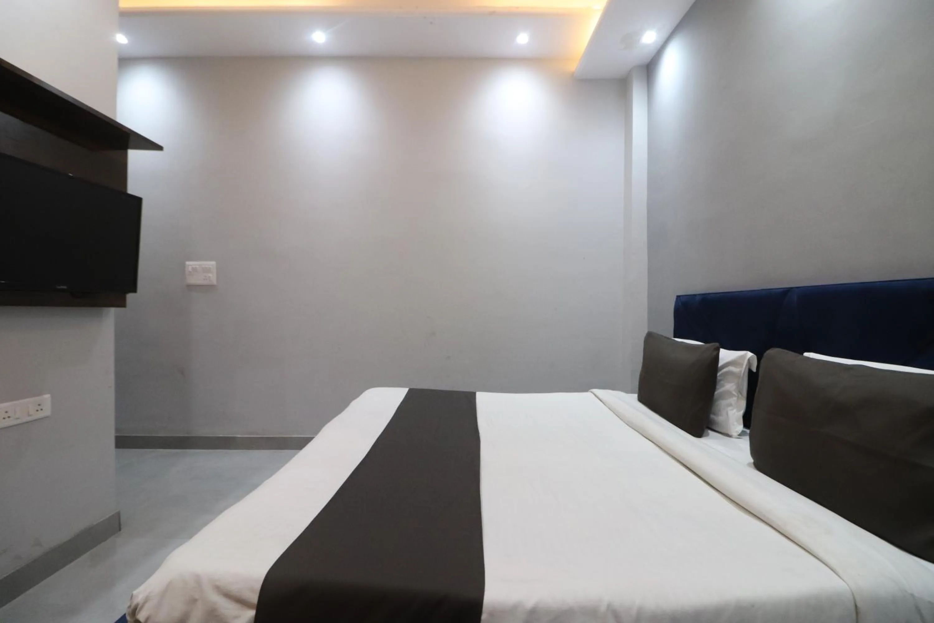 Bedroom, Bed in Twamev couple Friendly Rajouri garden by The Arrow