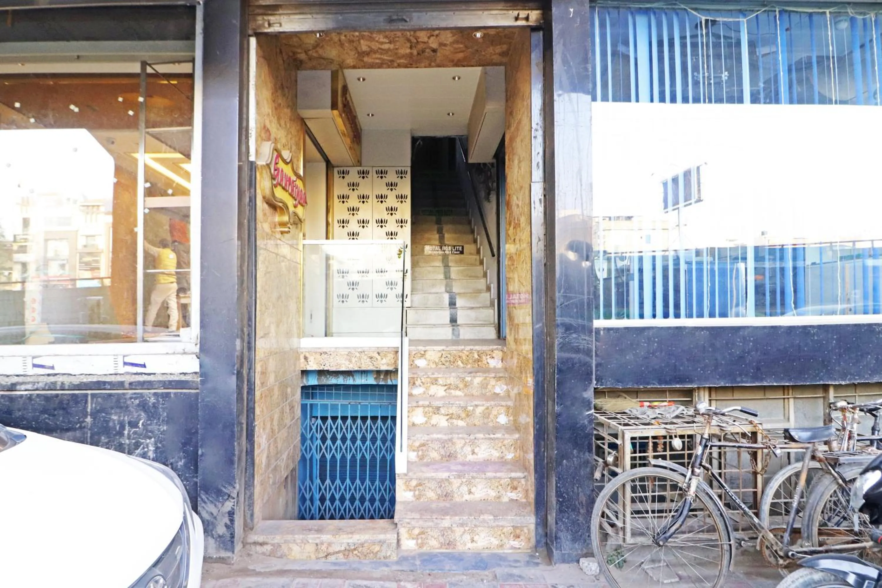 Facade/entrance in Twamev couple Friendly Rajouri garden by The Arrow