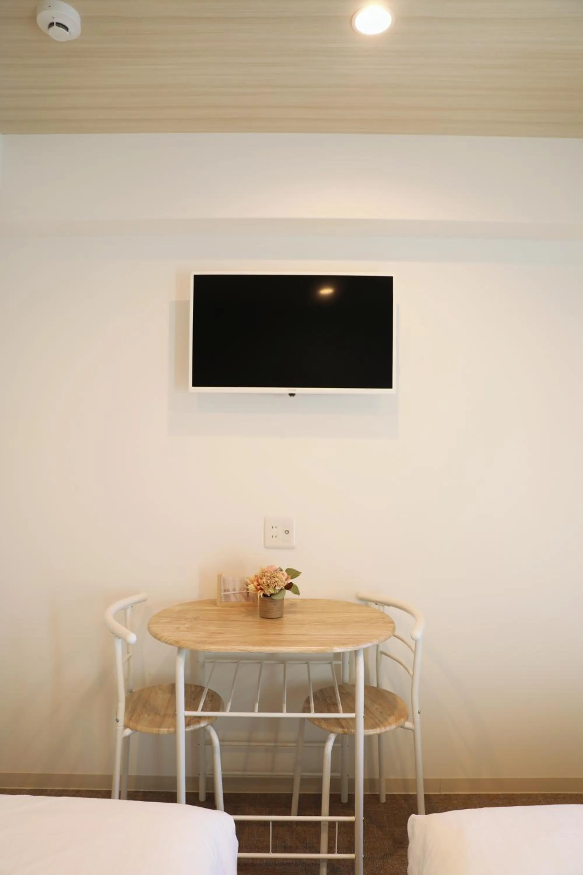 TV and multimedia in Hoshino Stay 2 花园町站步行3分钟 地铁5分钟到难波 8分钟到心斋桥 15分钟到梅田