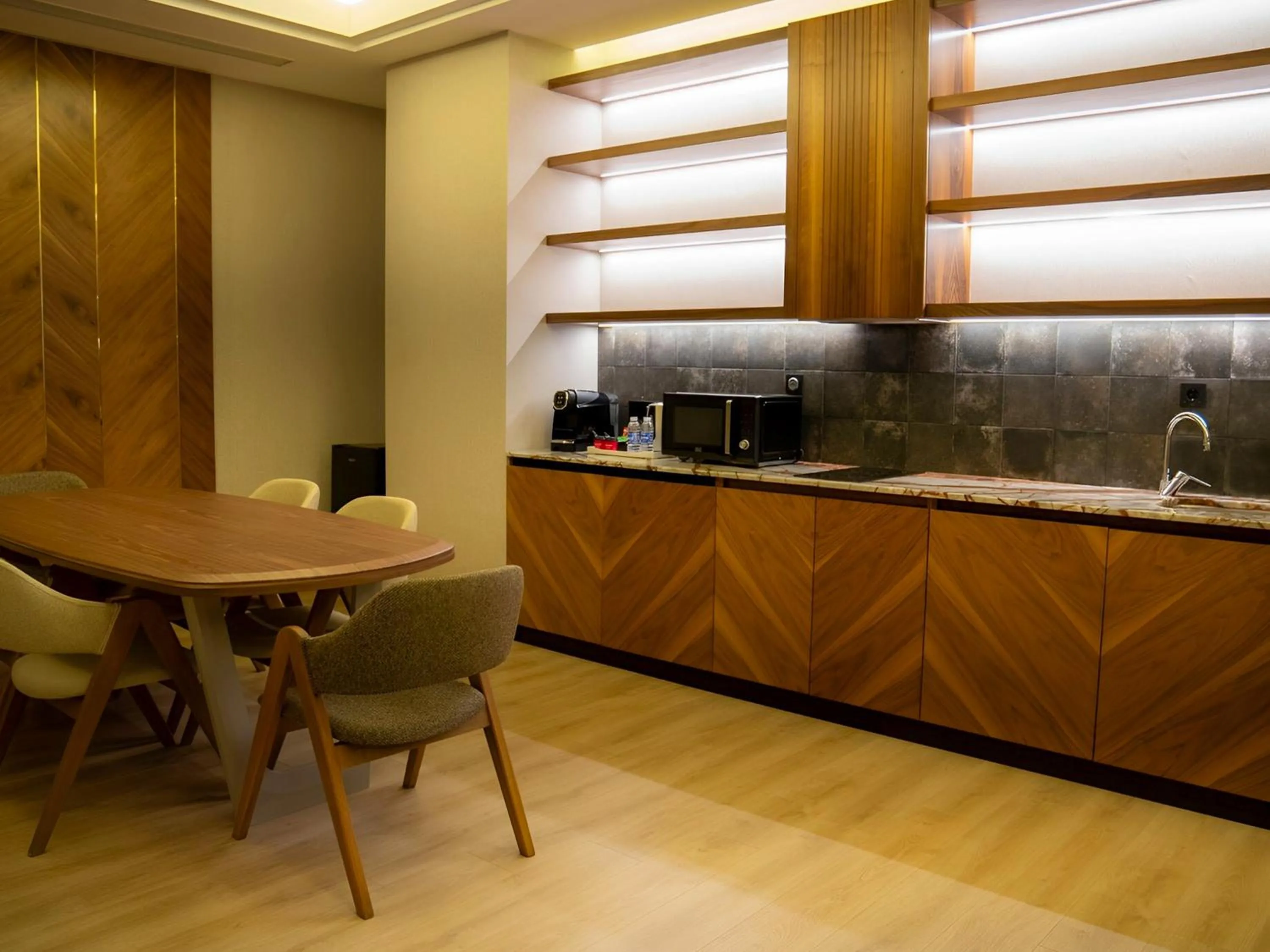 Kitchen or kitchenette in Ramada Hotel & Suites by Wyndham Erbil 32 Park