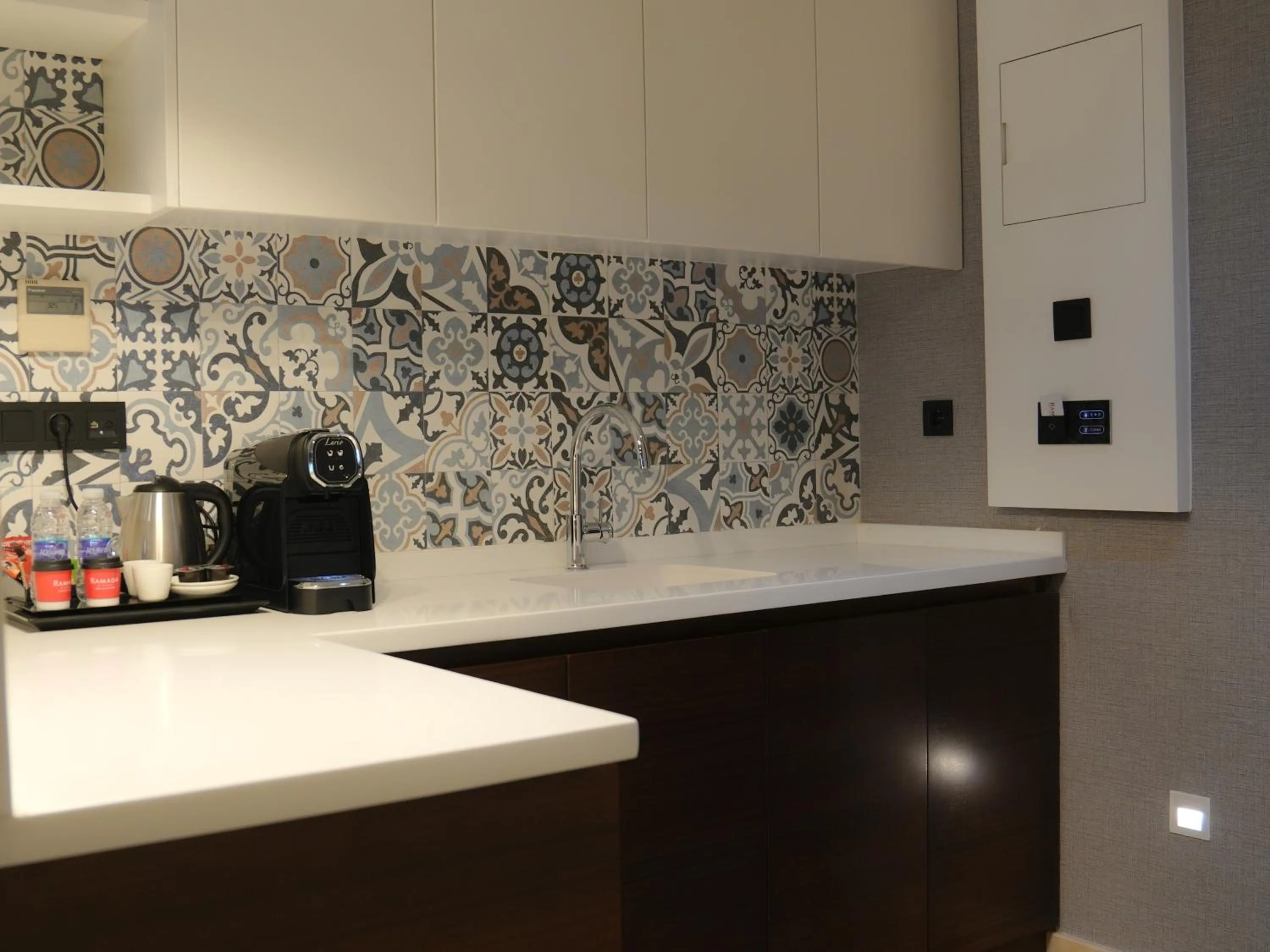 Coffee/tea facilities in Ramada Hotel & Suites by Wyndham Erbil 32 Park