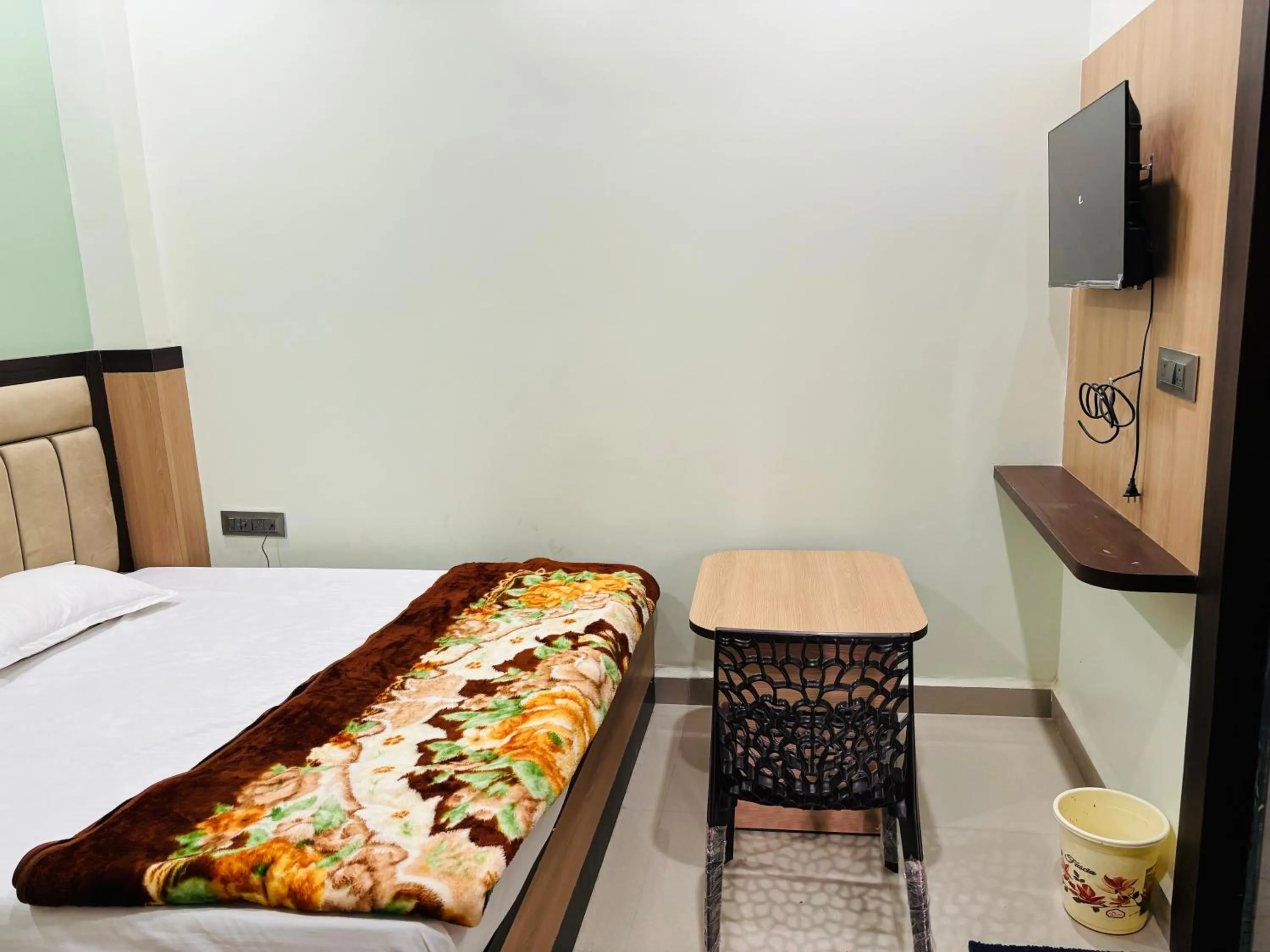 Communal lounge/ TV room, Bed in Saraswati Dhaam