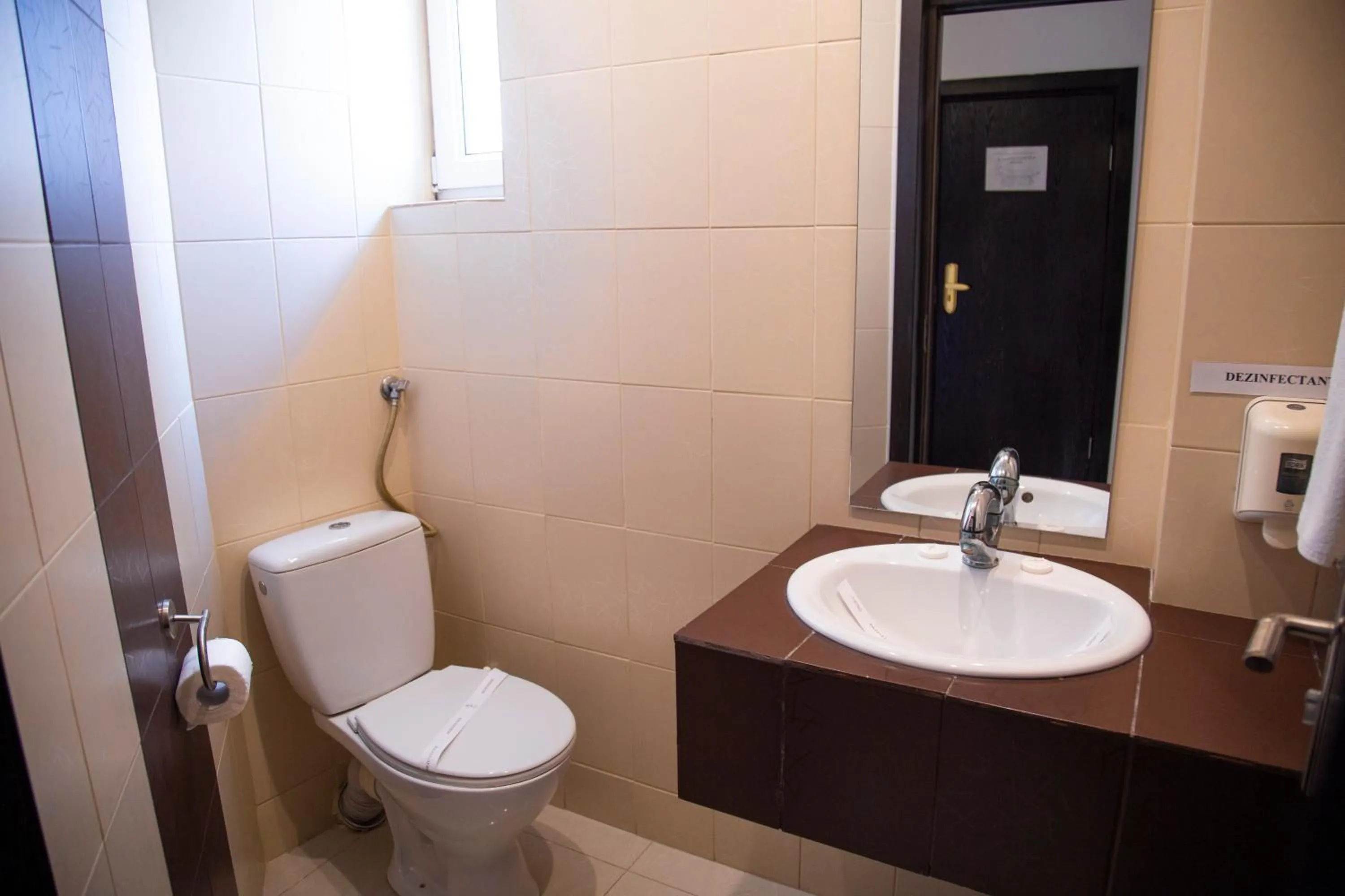 Toilet in Hotel Ambasador Mamaia