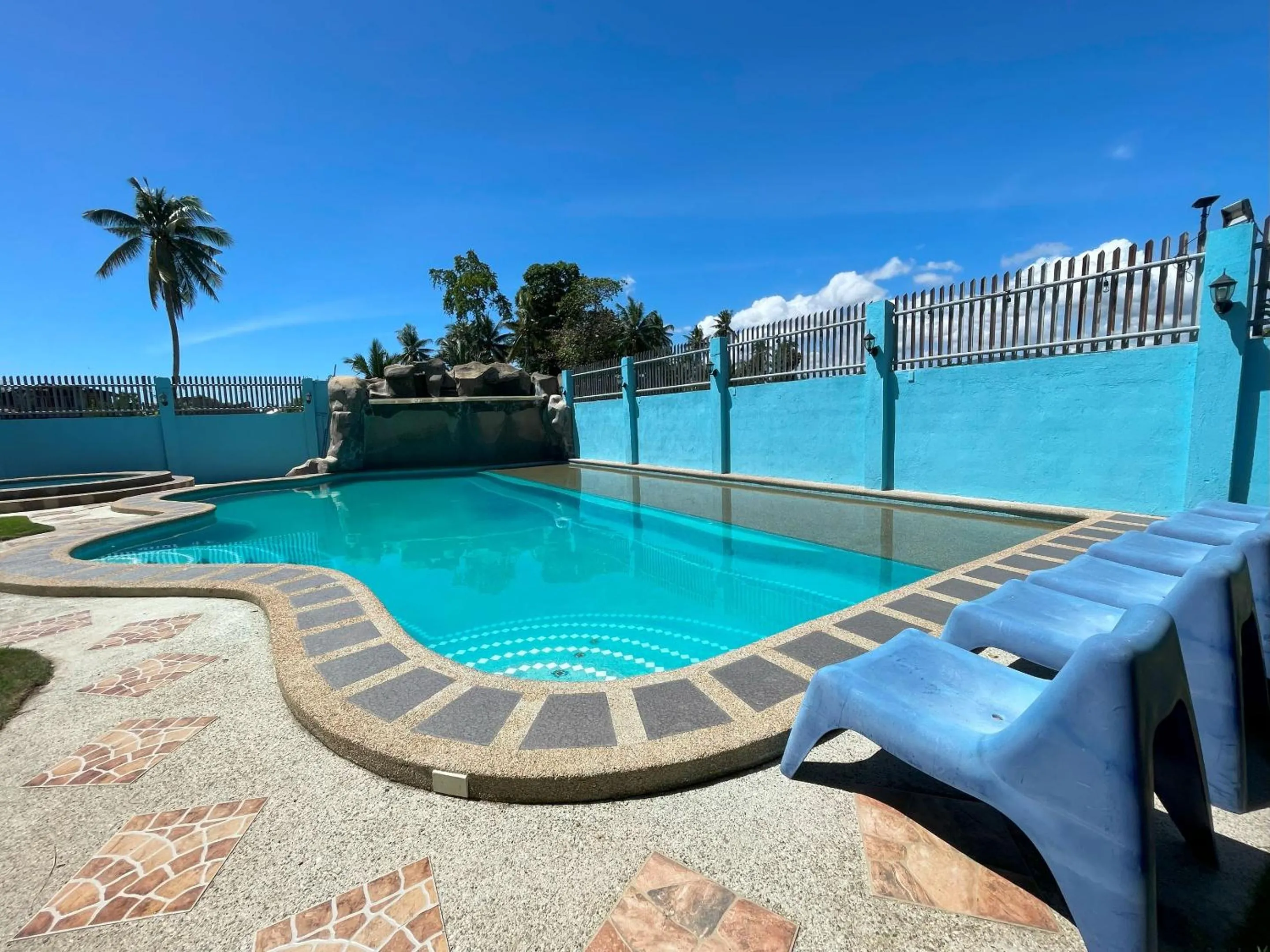 Swimming pool in Argao Seabreeze Hotel powered by Cocotel