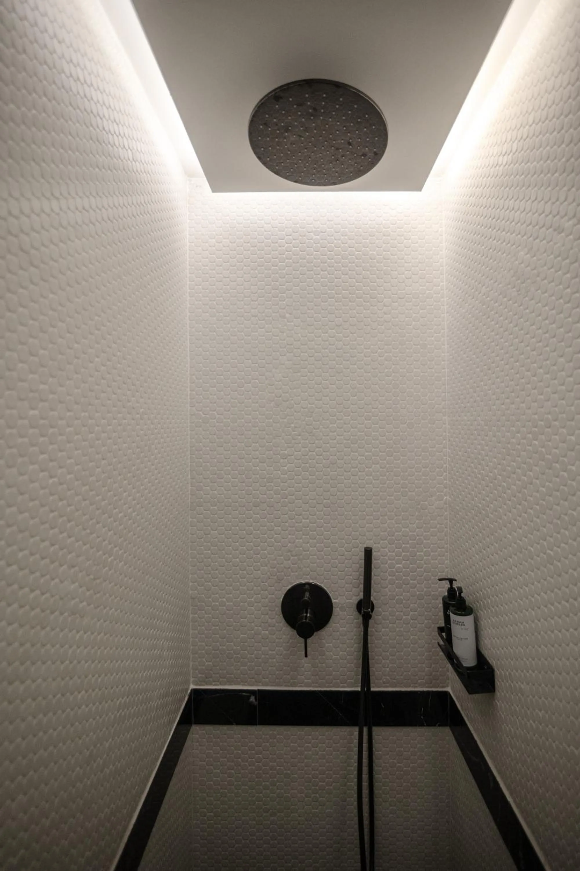 Shower in Esse Athens