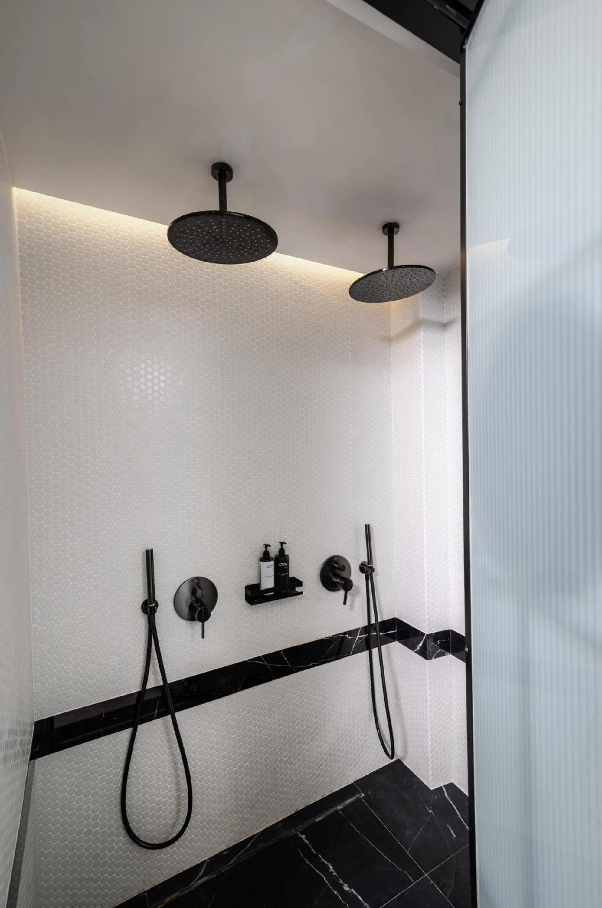 Shower in Esse Athens