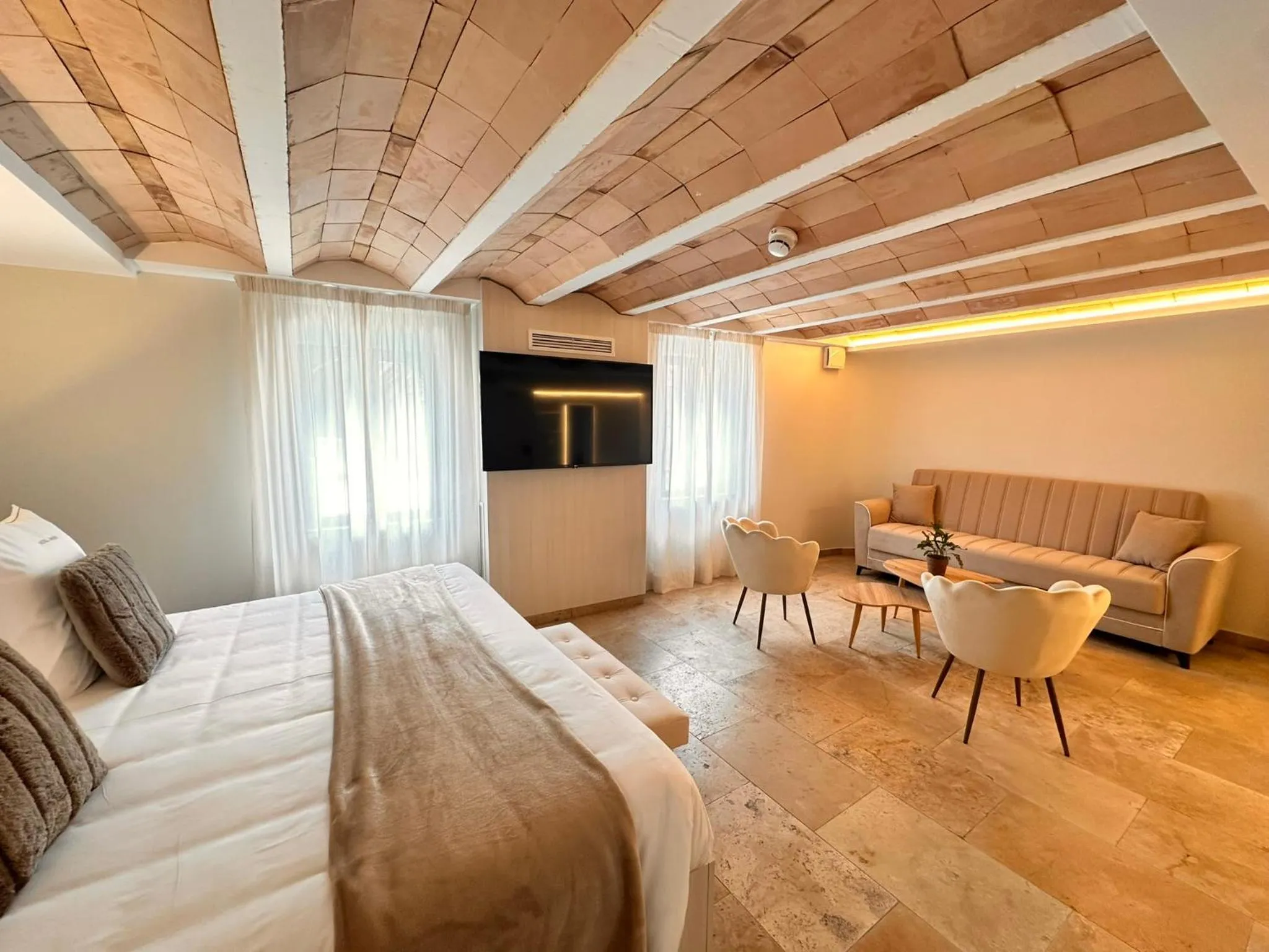 TV and multimedia in AlliOli Boutique Hotel Spa