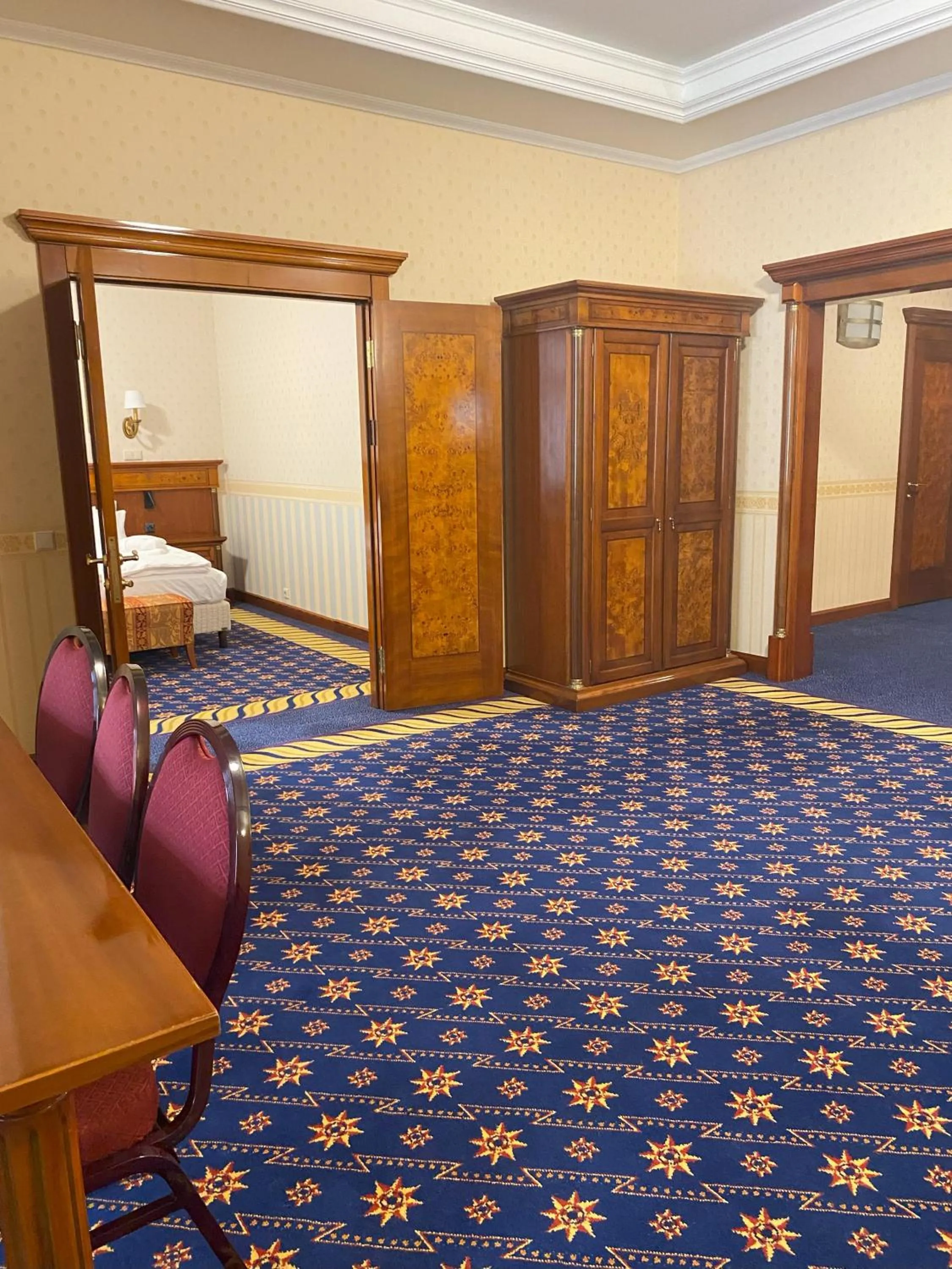 Living room, Bed in Hotel Golden Palace