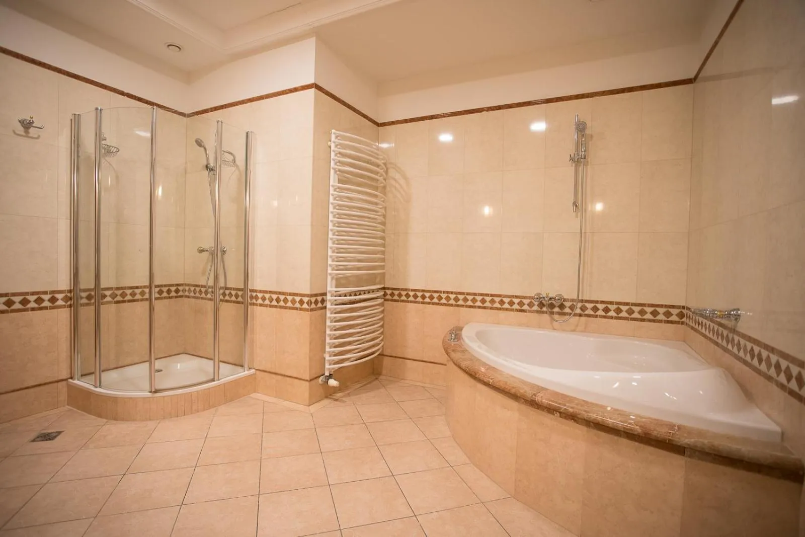 Shower in Hotel Golden Palace