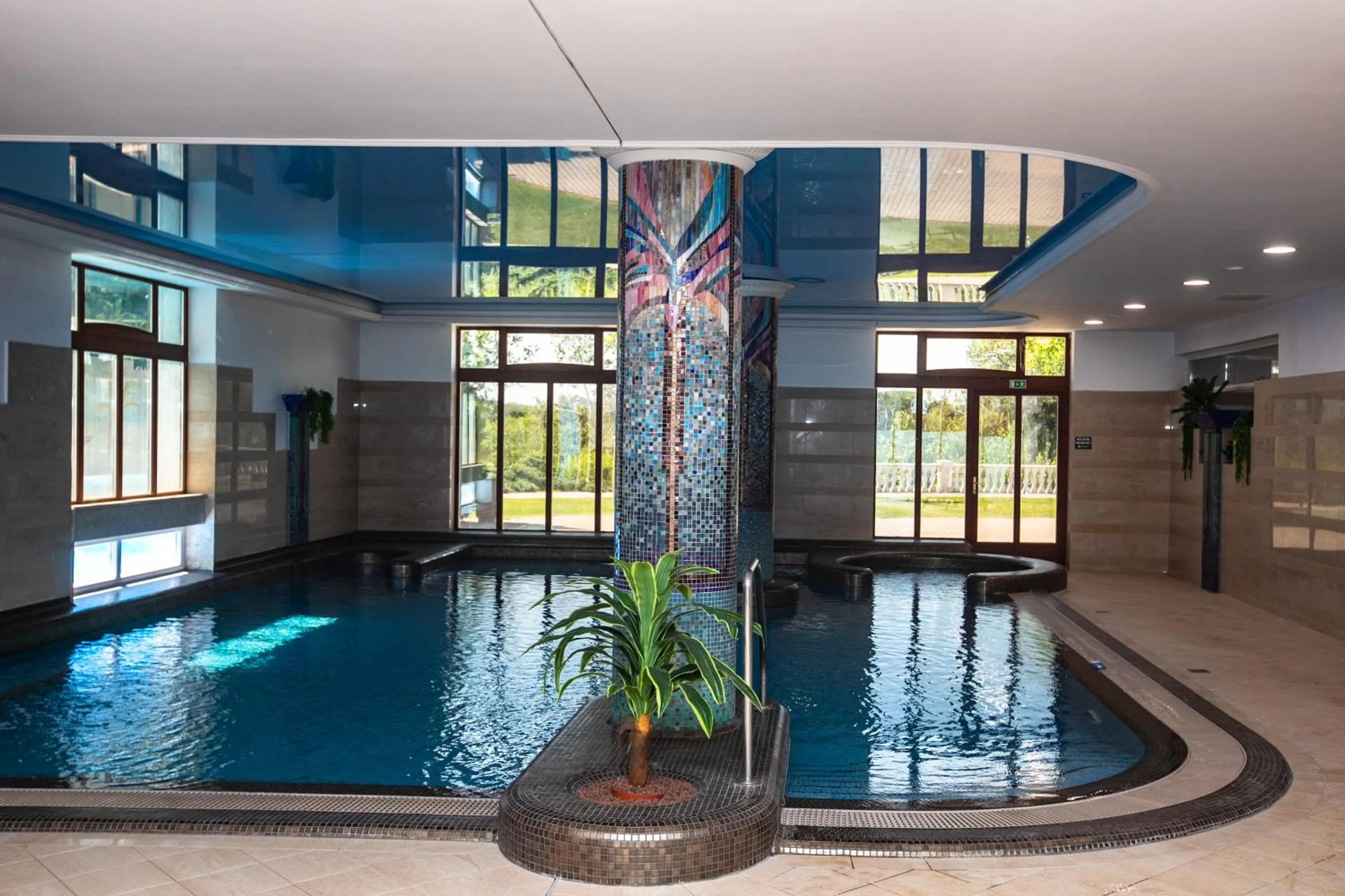 Swimming pool in Hotel Golden Palace