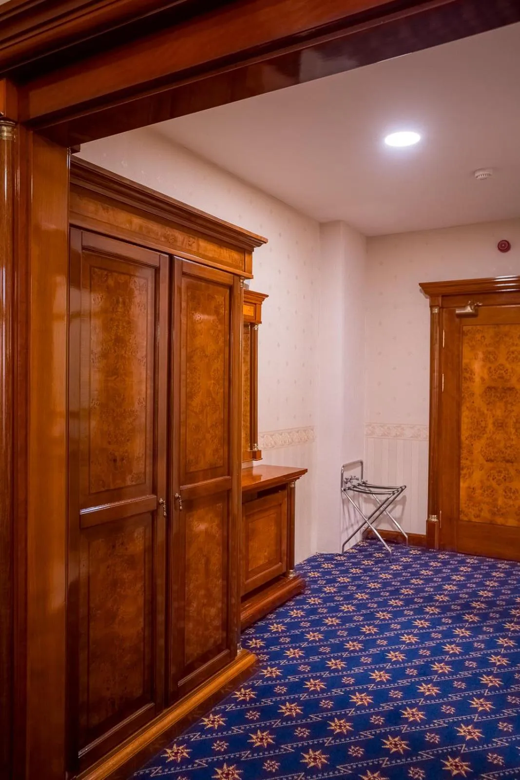 wardrobe in Hotel Golden Palace