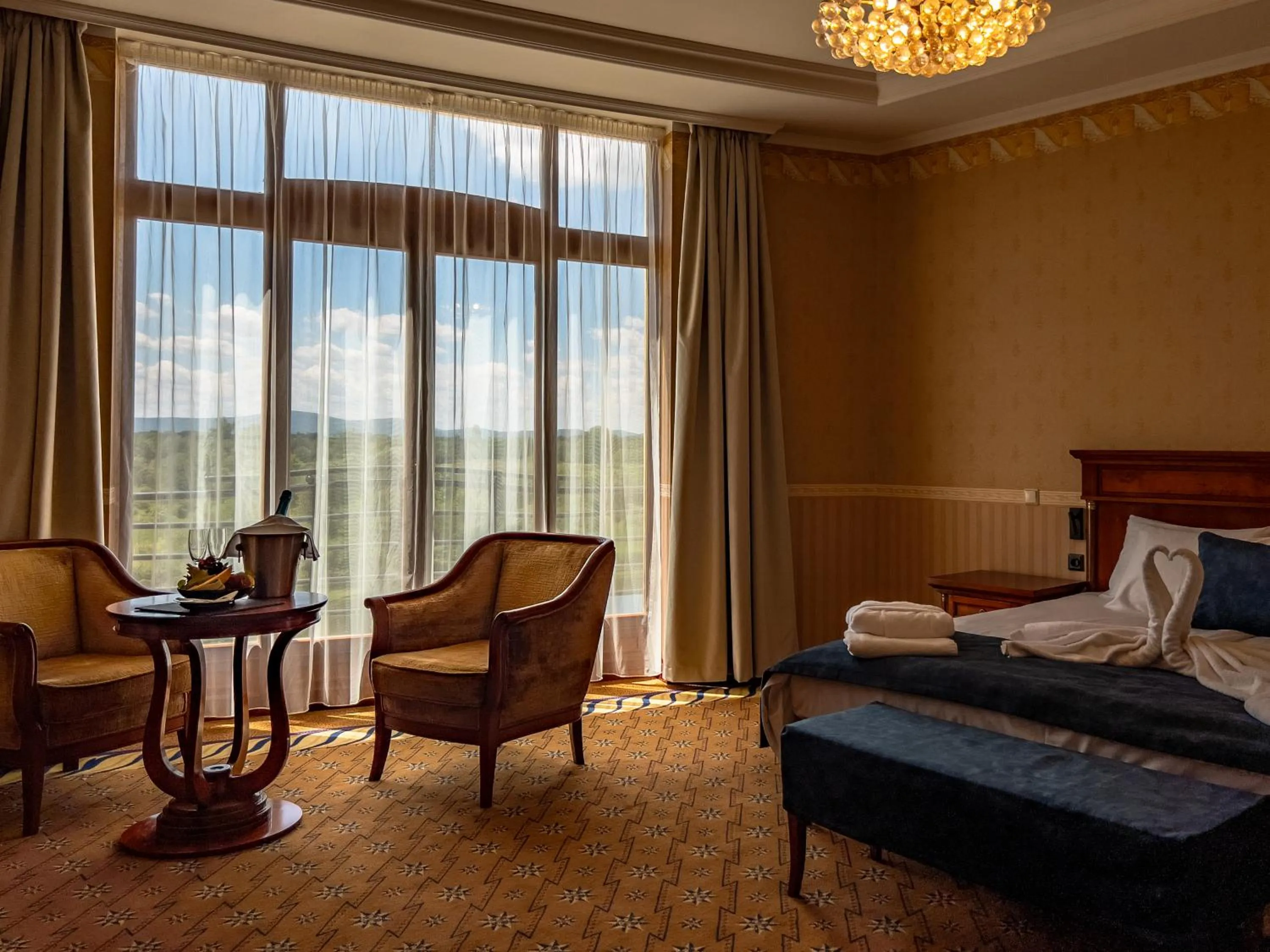 Bedroom, Bed in Hotel Golden Palace