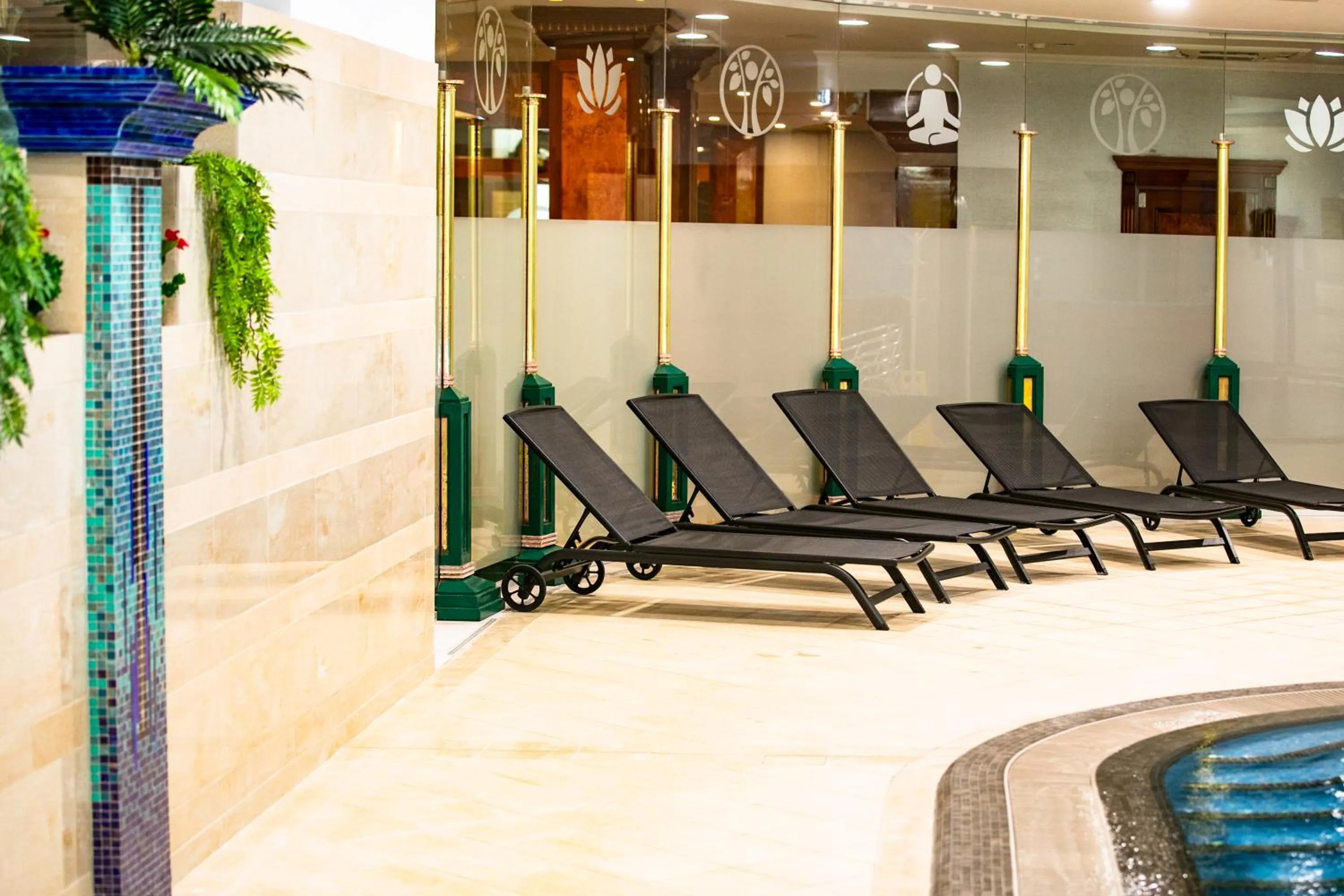 Swimming pool in Hotel Golden Palace