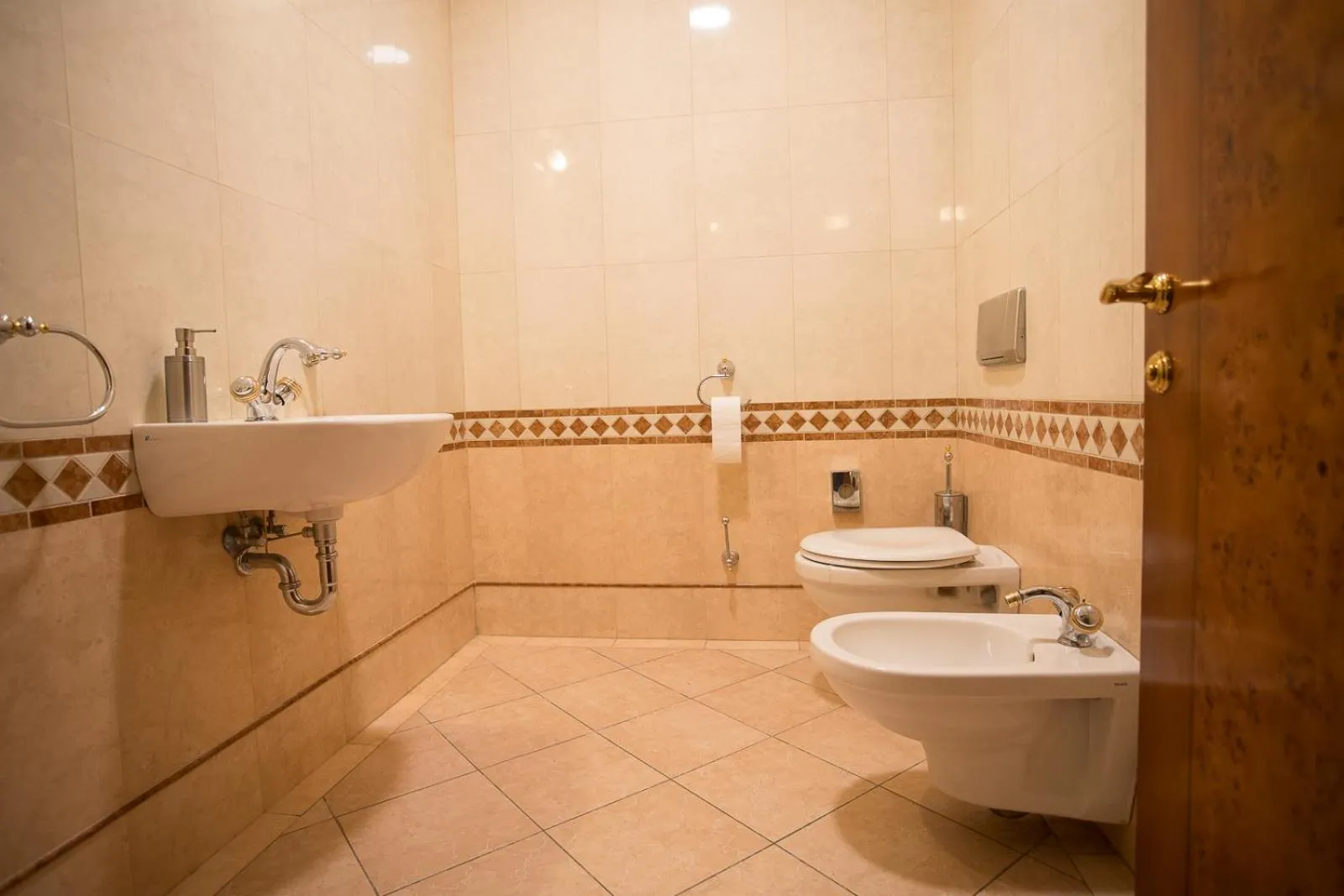 Toilet in Hotel Golden Palace