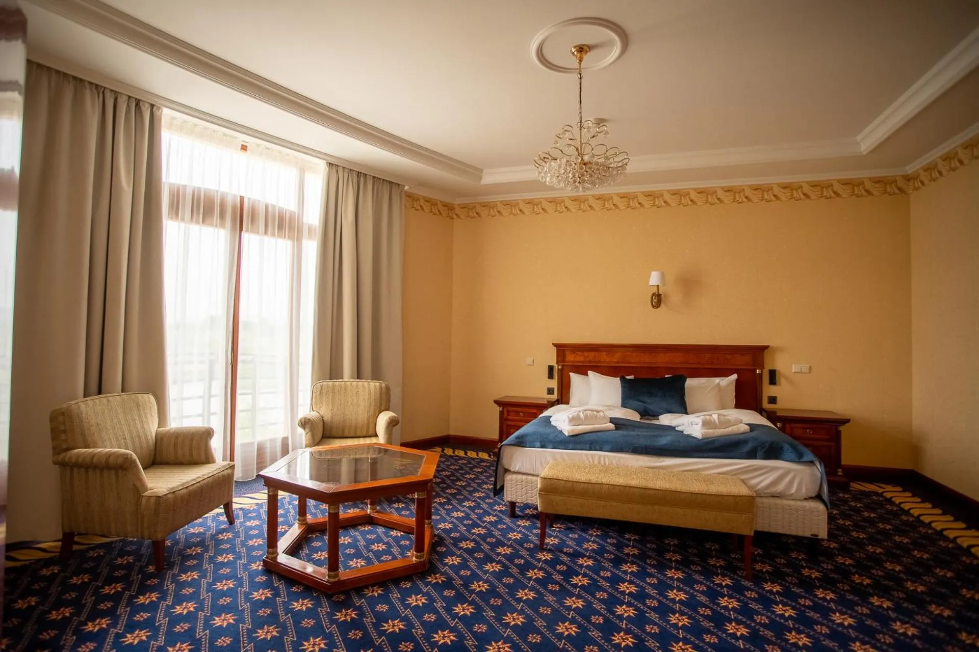 Seating area, Bed in Hotel Golden Palace