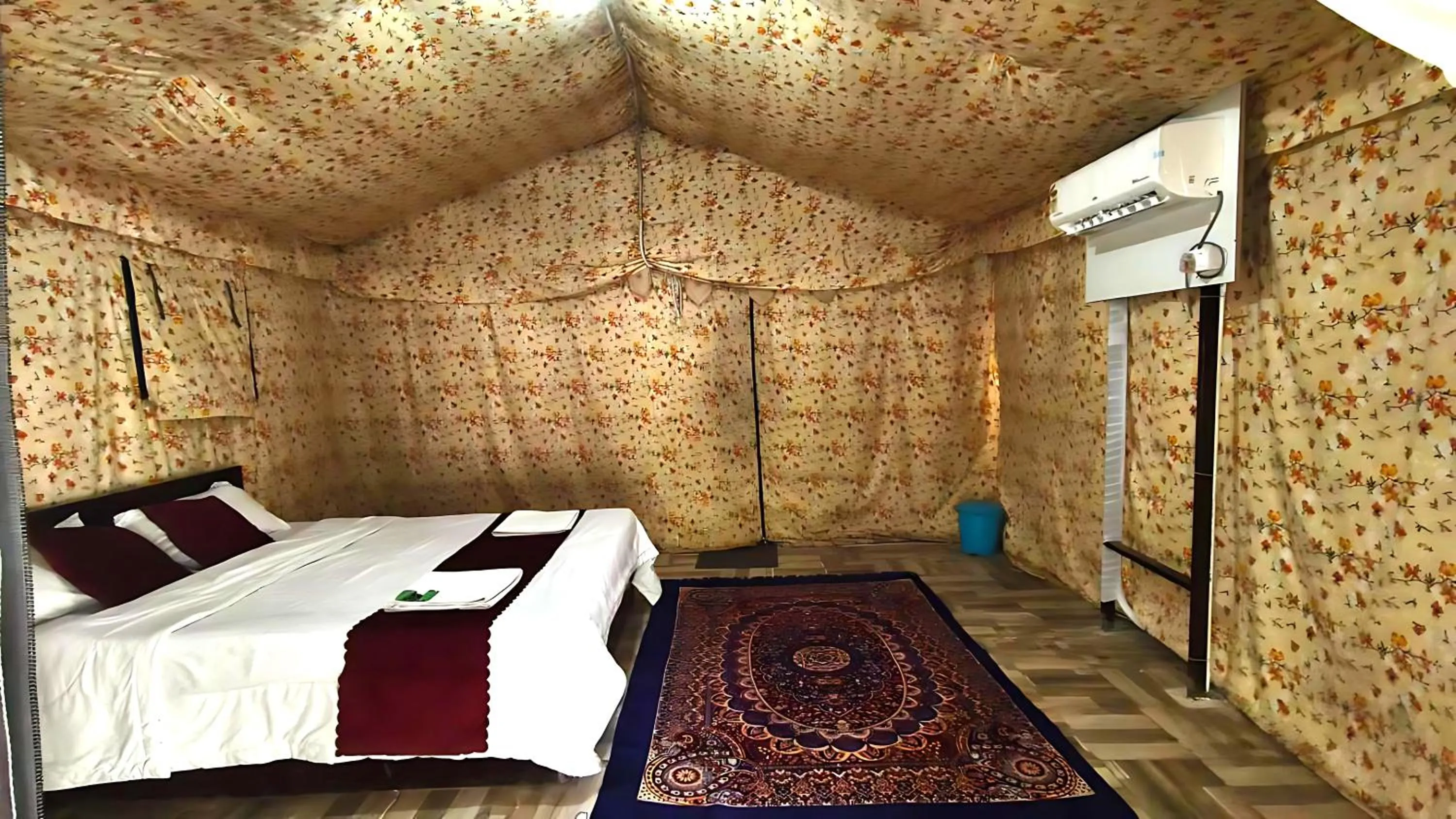 Seating area, Bed in Brook Ville