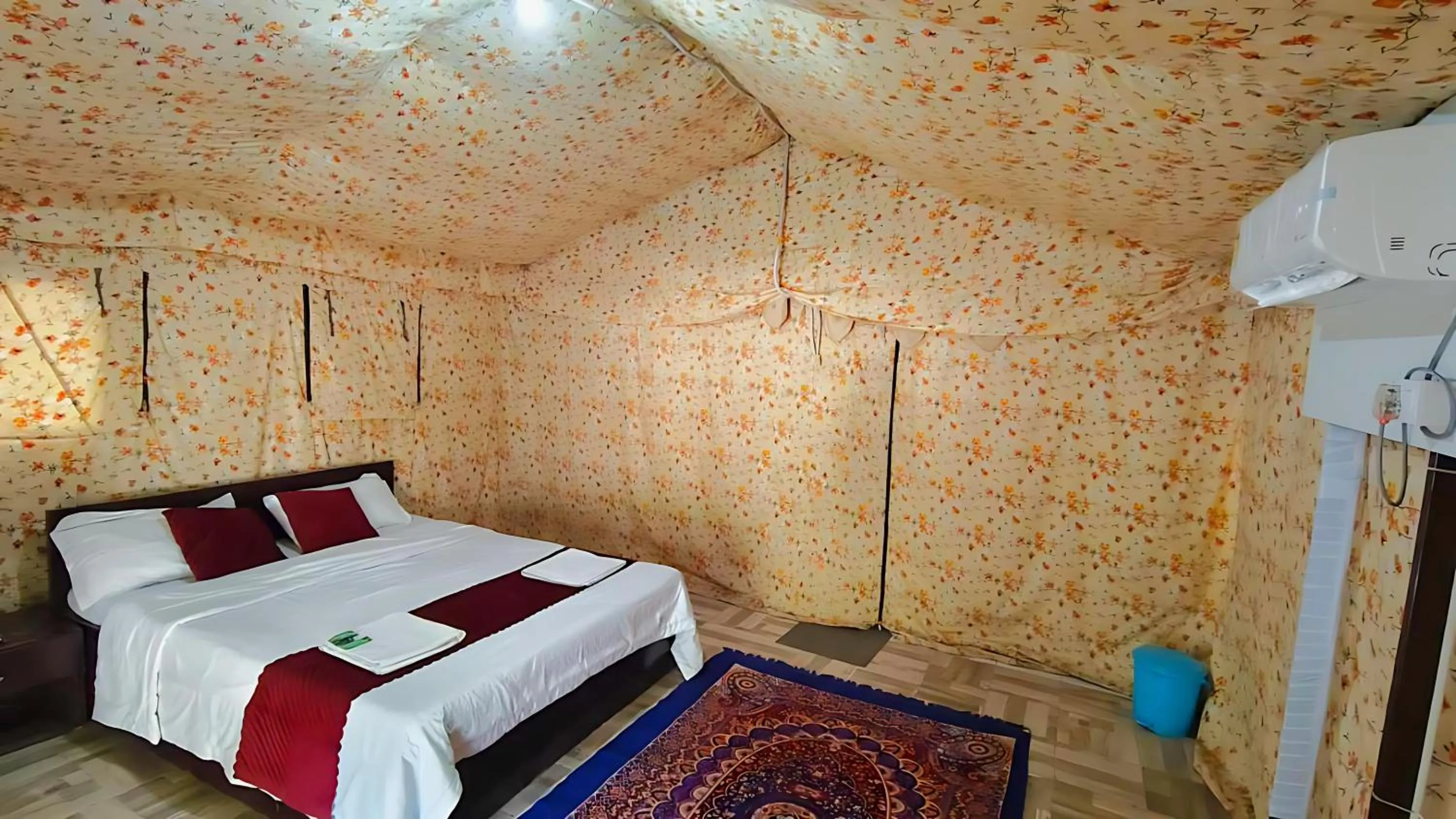 Photo of the whole room, Bed in Brook Ville