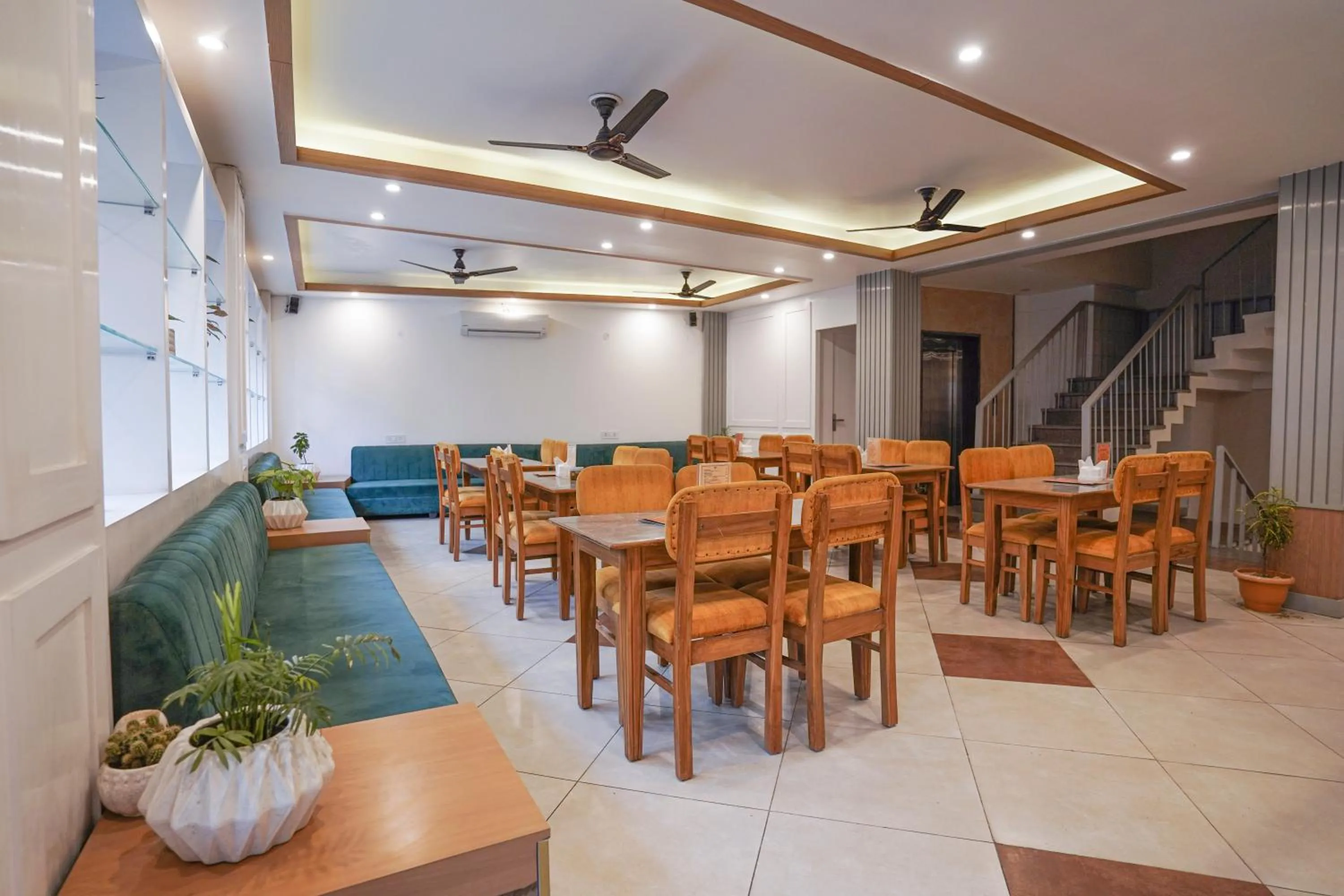 Restaurant/places to eat in Tripli Hotels Ayushman Retreat