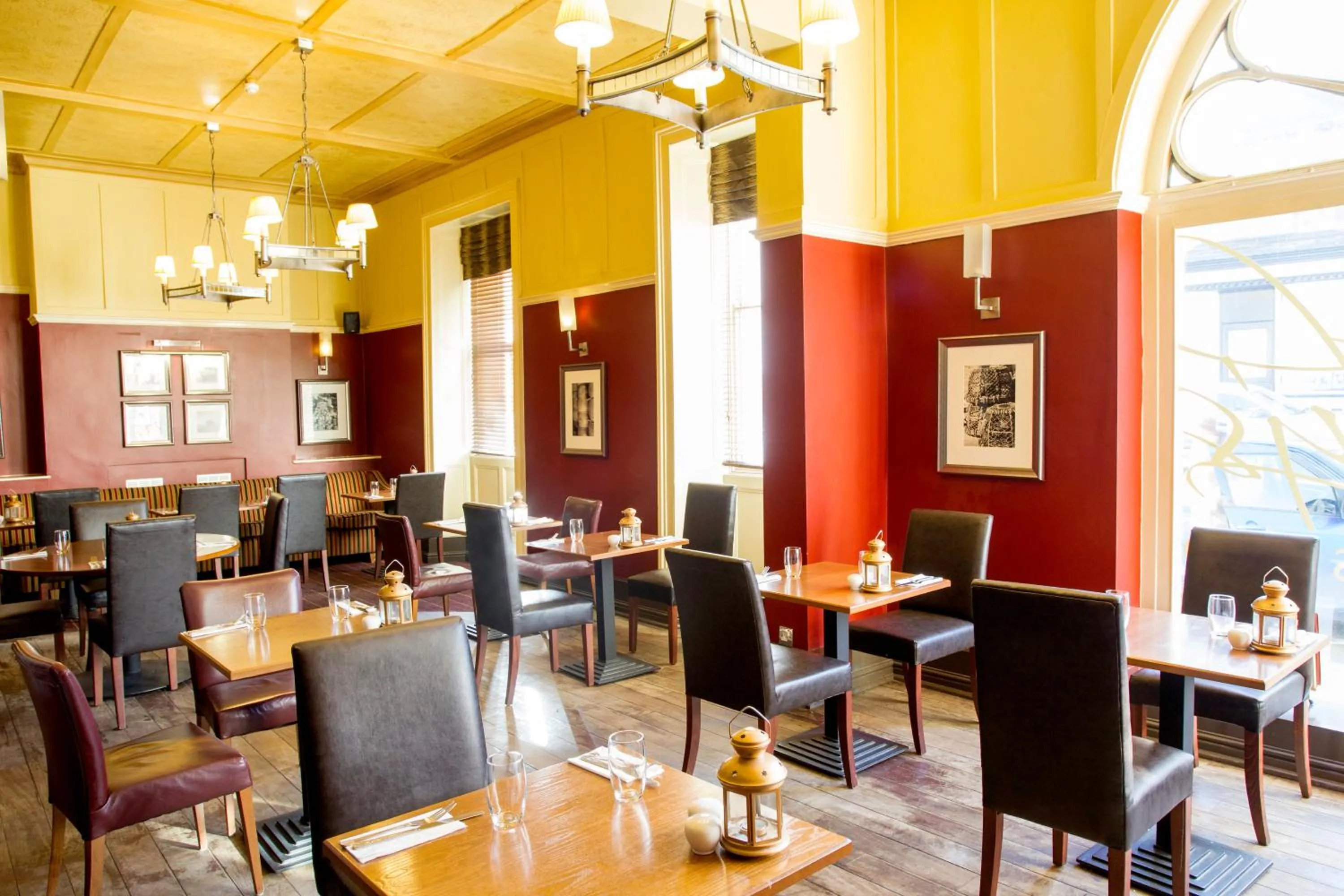 Restaurant/places to eat in White Swan Hotel