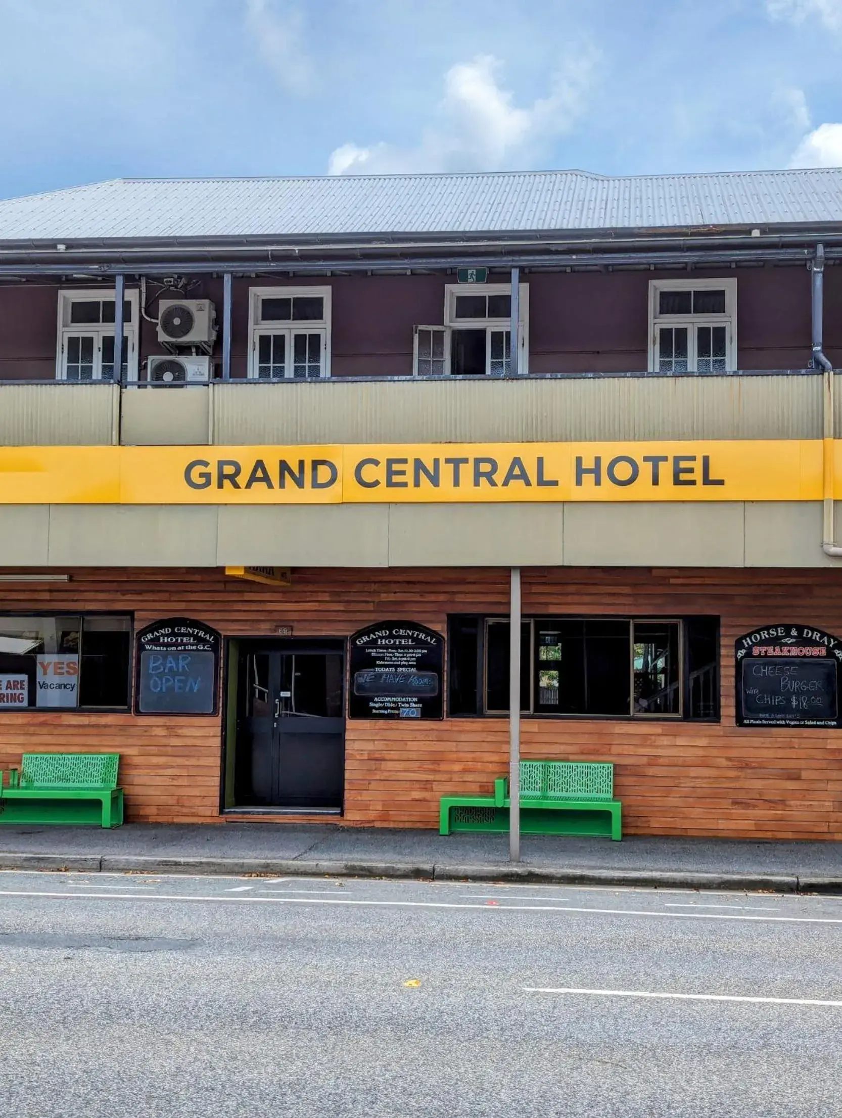 Standard Twin Room with Shared Bathroom in GRAND CENTRAL HOTEL PROSERPINE Standard Twin Room with Shared Bathroom in GRAND CENTRAL HOTEL PROSERPINE