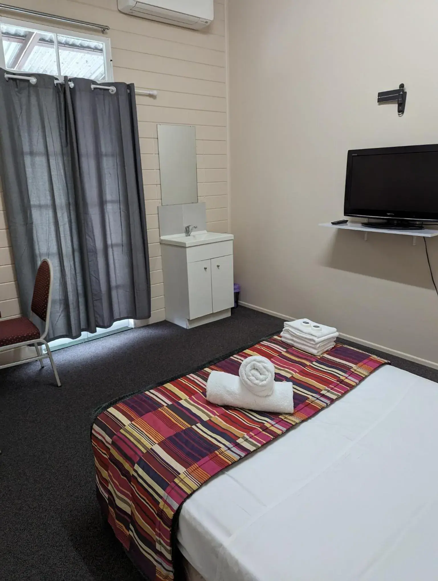 Queen Room with Shared Bathroom in GRAND CENTRAL HOTEL PROSERPINE Queen Room with Shared Bathroom in GRAND CENTRAL HOTEL PROSERPINE