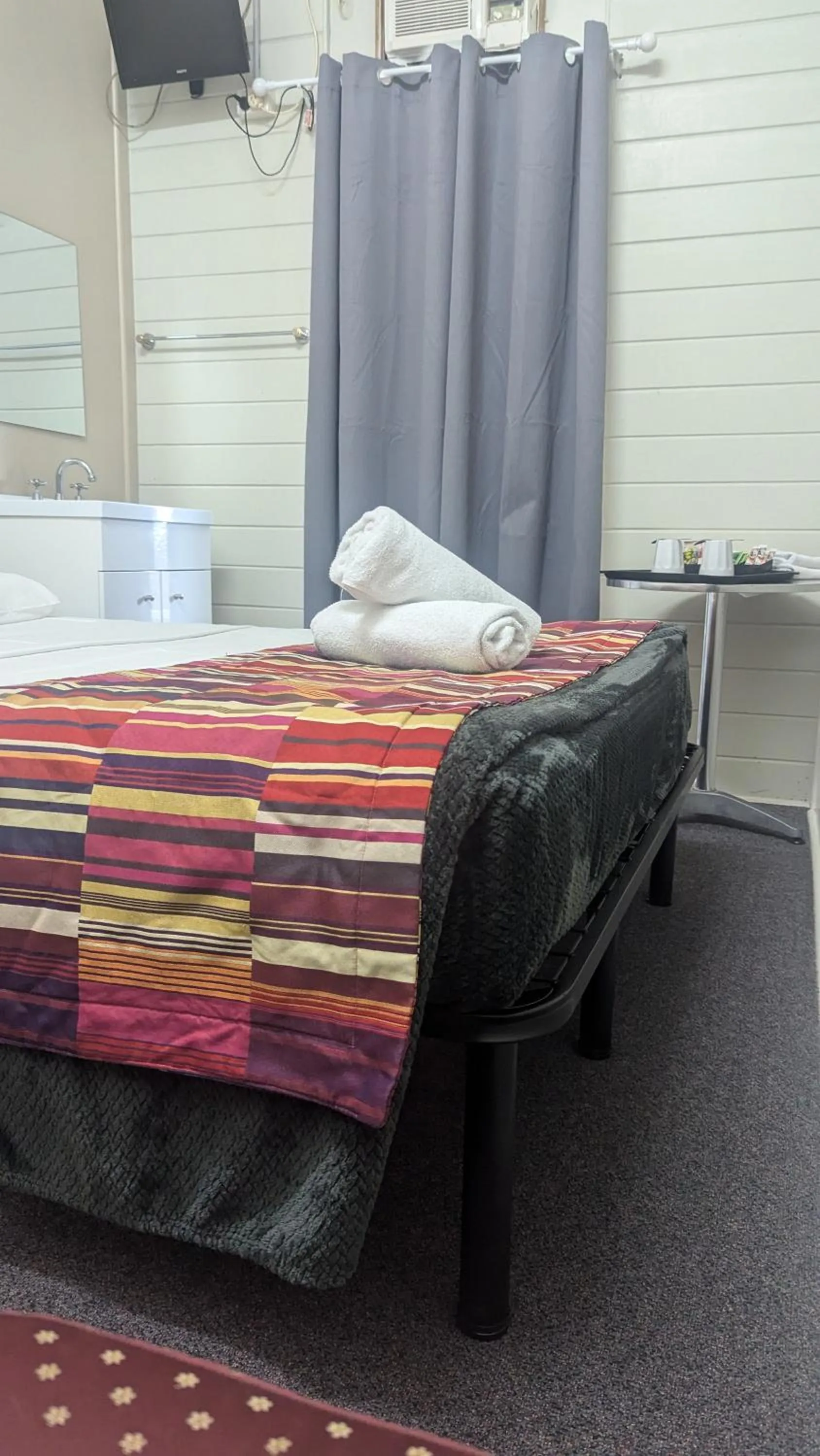 Bed in GRAND CENTRAL HOTEL PROSERPINE