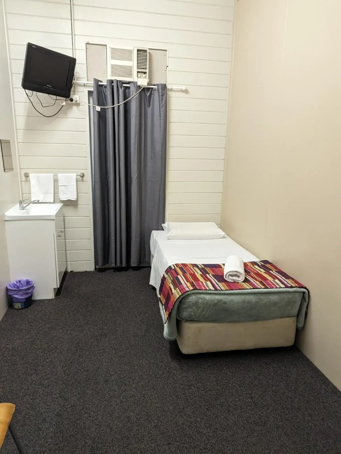 Single Room in GRAND CENTRAL HOTEL PROSERPINE Single Room in GRAND CENTRAL HOTEL PROSERPINE