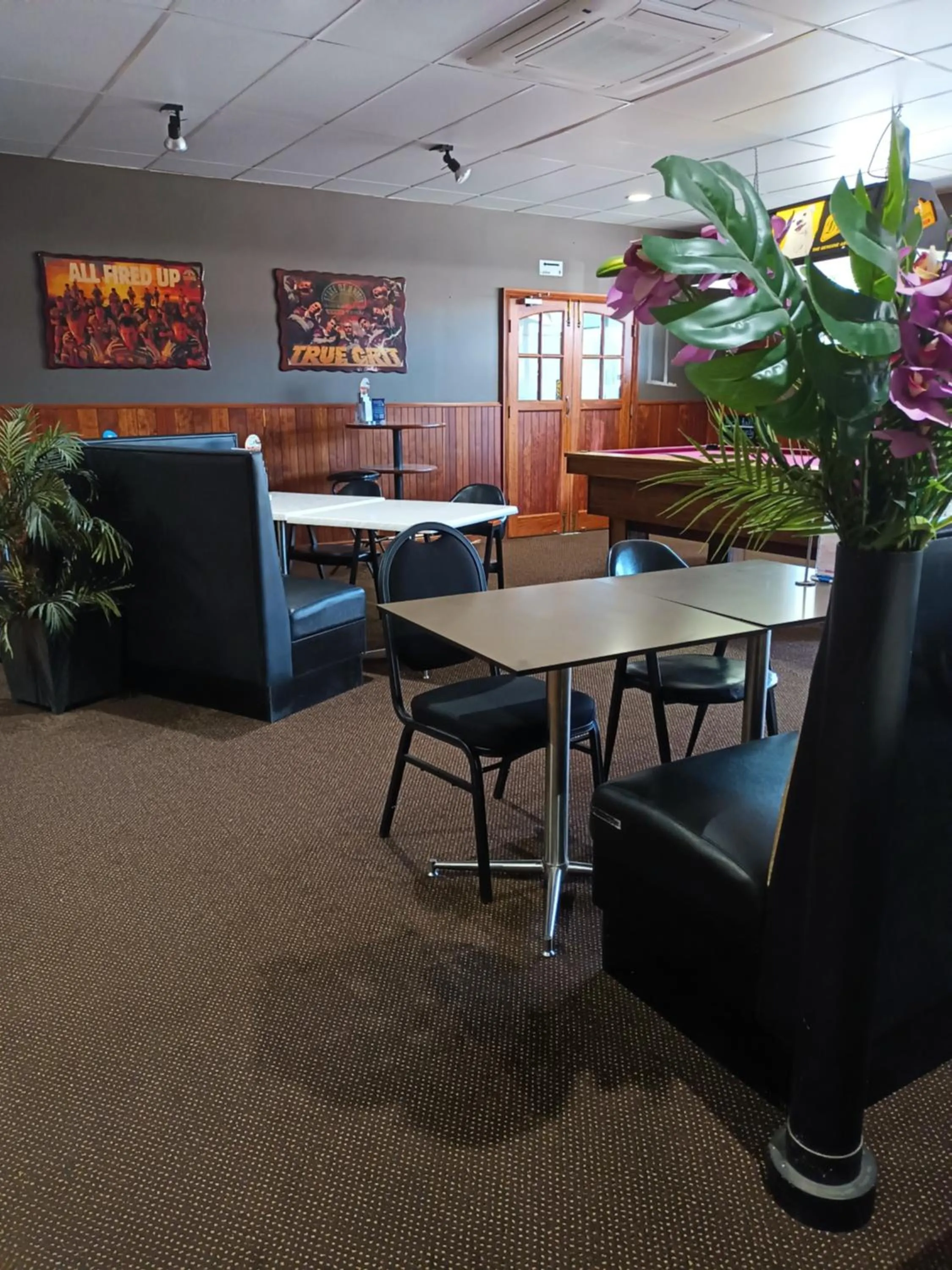 Lounge or bar in GRAND CENTRAL HOTEL PROSERPINE