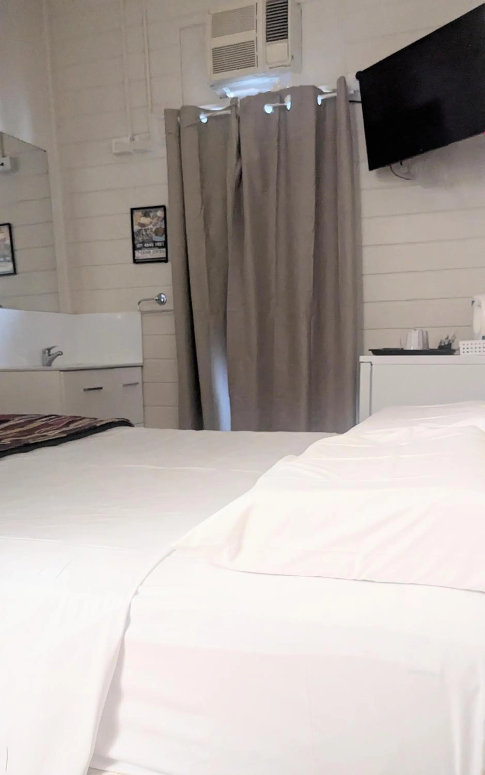 Bed in GRAND CENTRAL HOTEL PROSERPINE