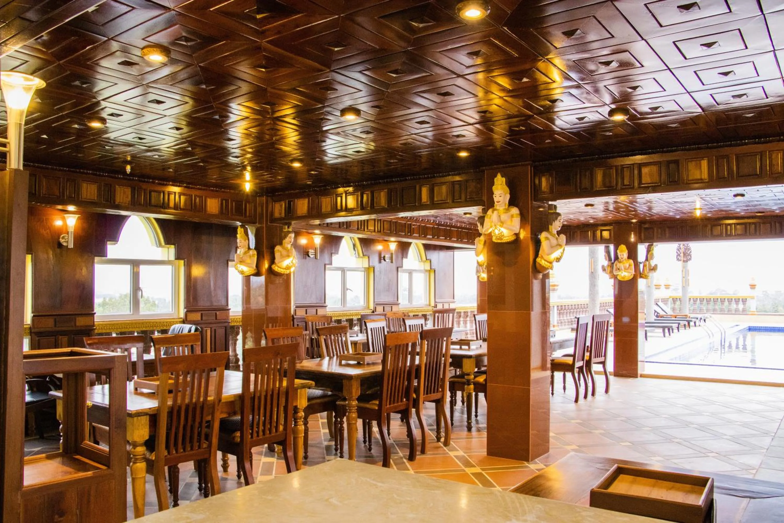 Restaurant/places to eat in Puok Hotel