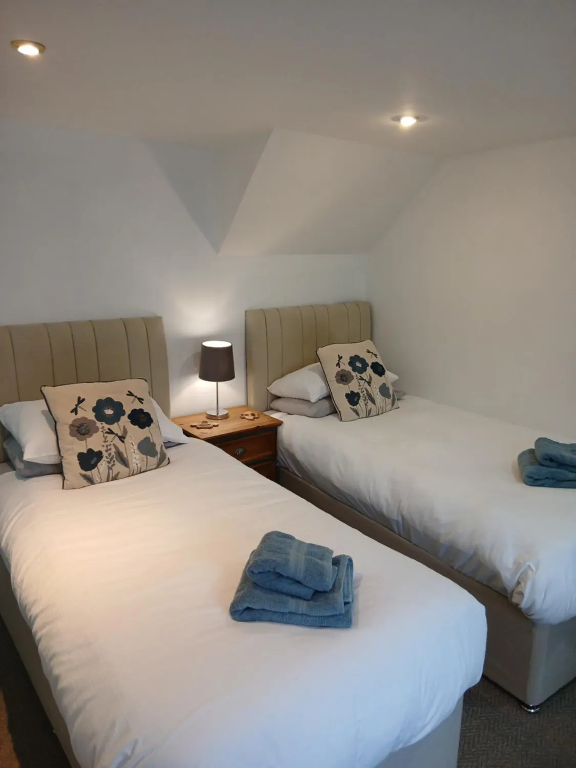 Bedroom, Bed in The Downe Arms Inn