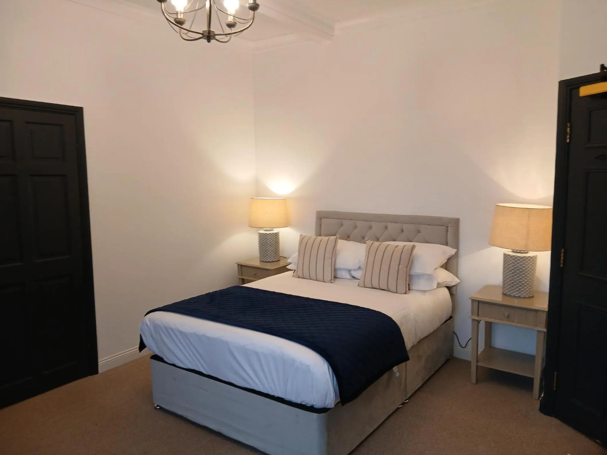 Bedroom, Bed in The Downe Arms Inn