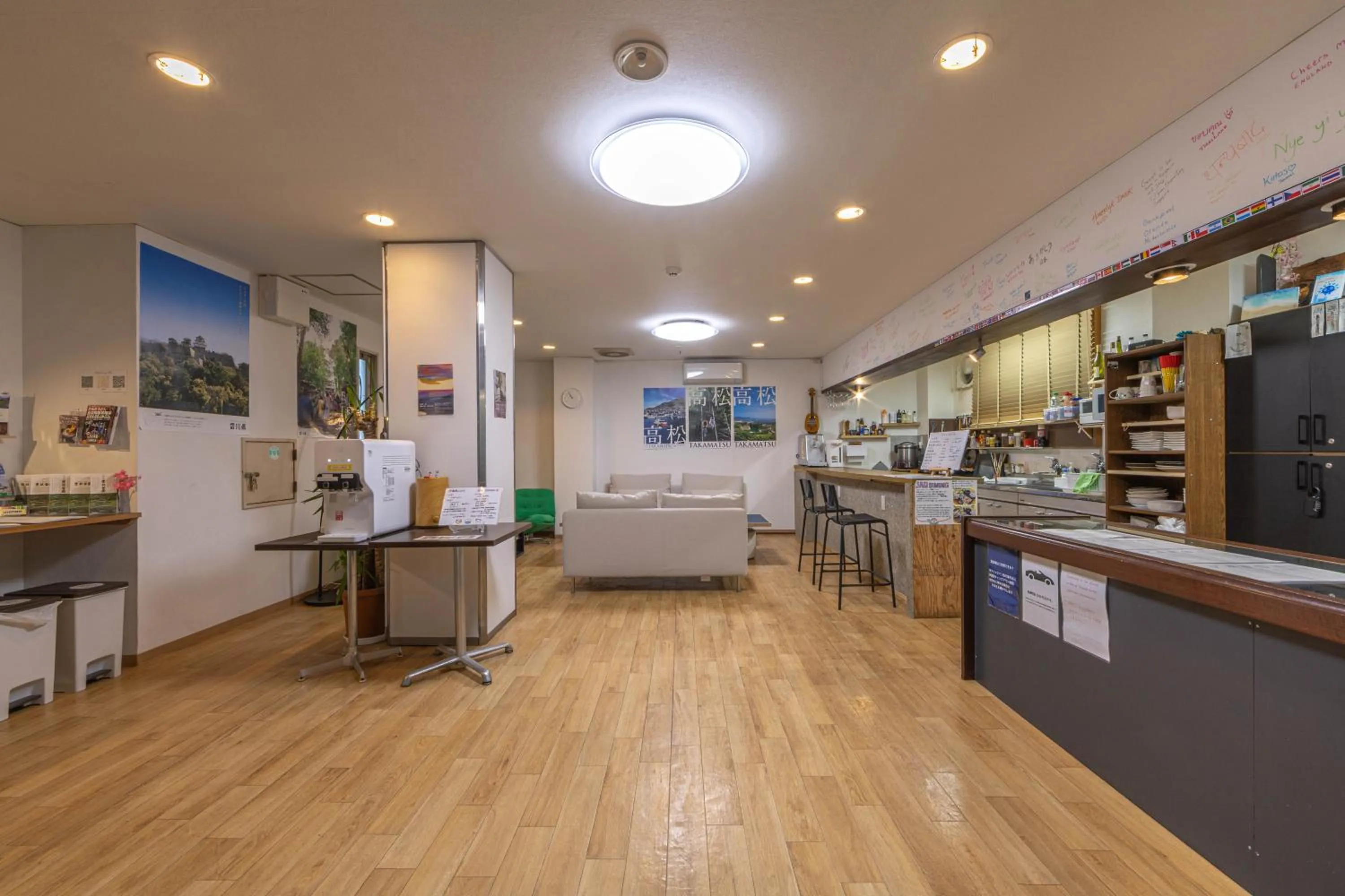 Dining area in Hostel JAQ takamatsu