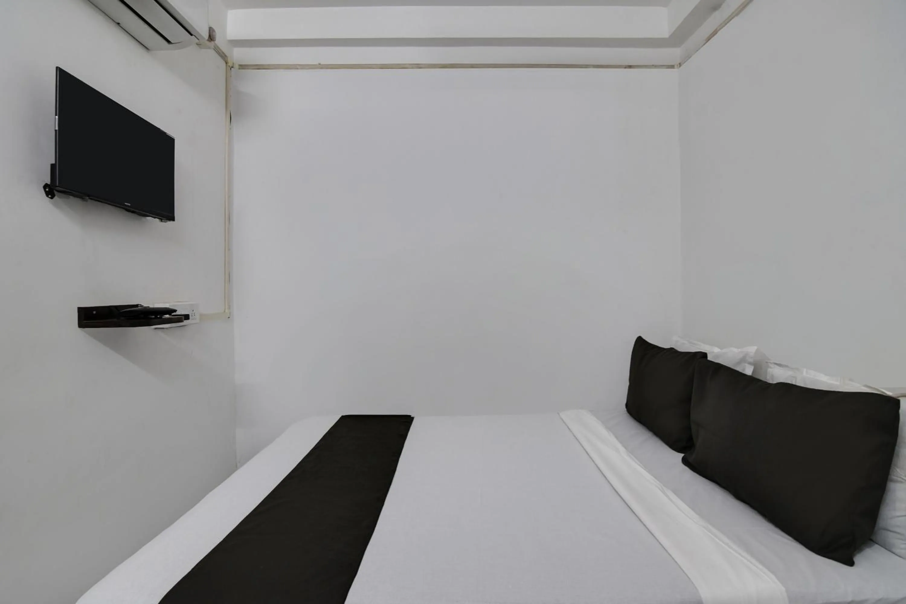 Bedroom, Bed in Hotel O PPS NEST Guest House