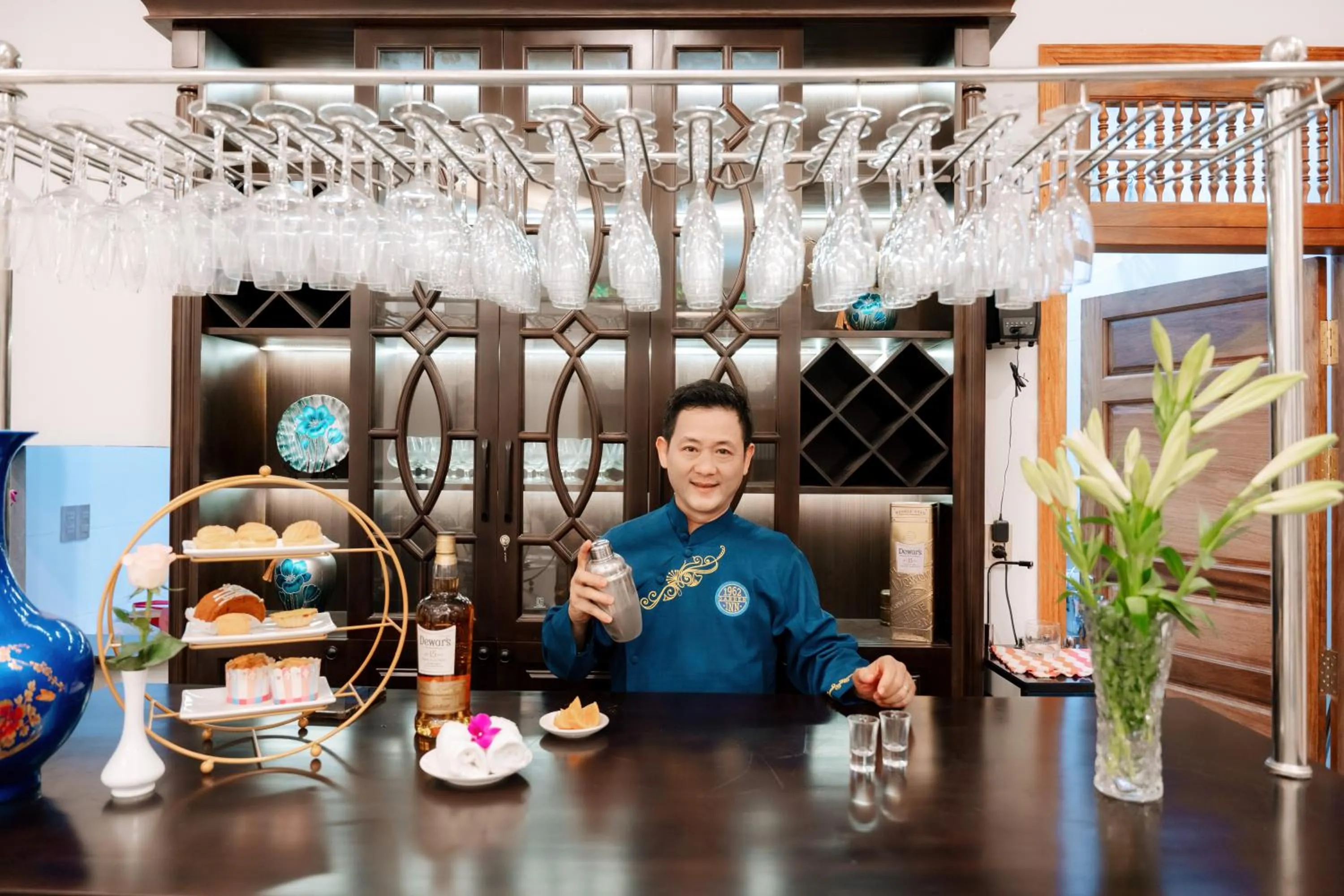 Restaurant/places to eat in 75 Garden INN