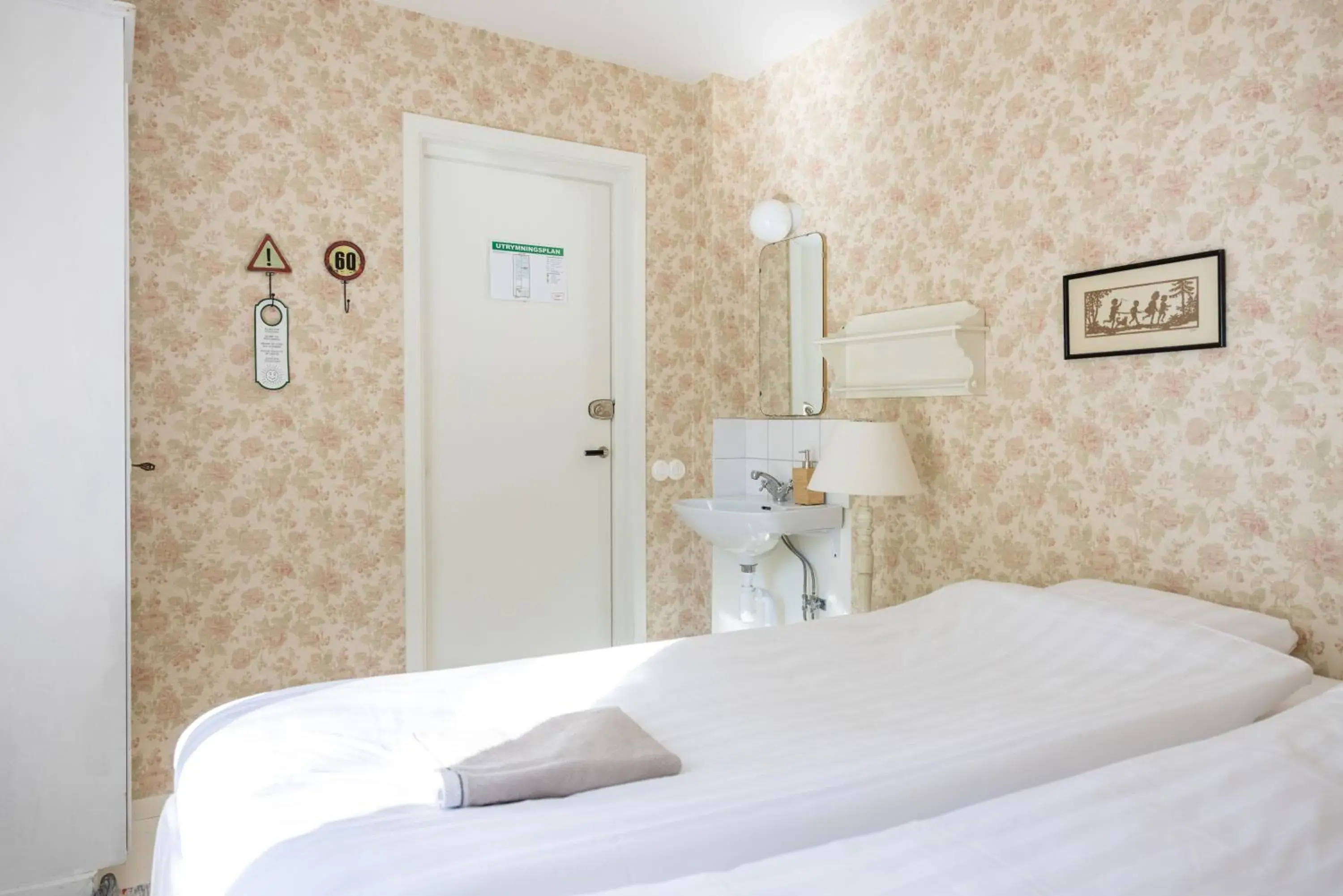 Twin Room with Shared Bathroom and Sea View in Mormors Pensionat Strandhagen Twin Room with Shared Bathroom and Sea View in Mormors Pensionat Strandhagen