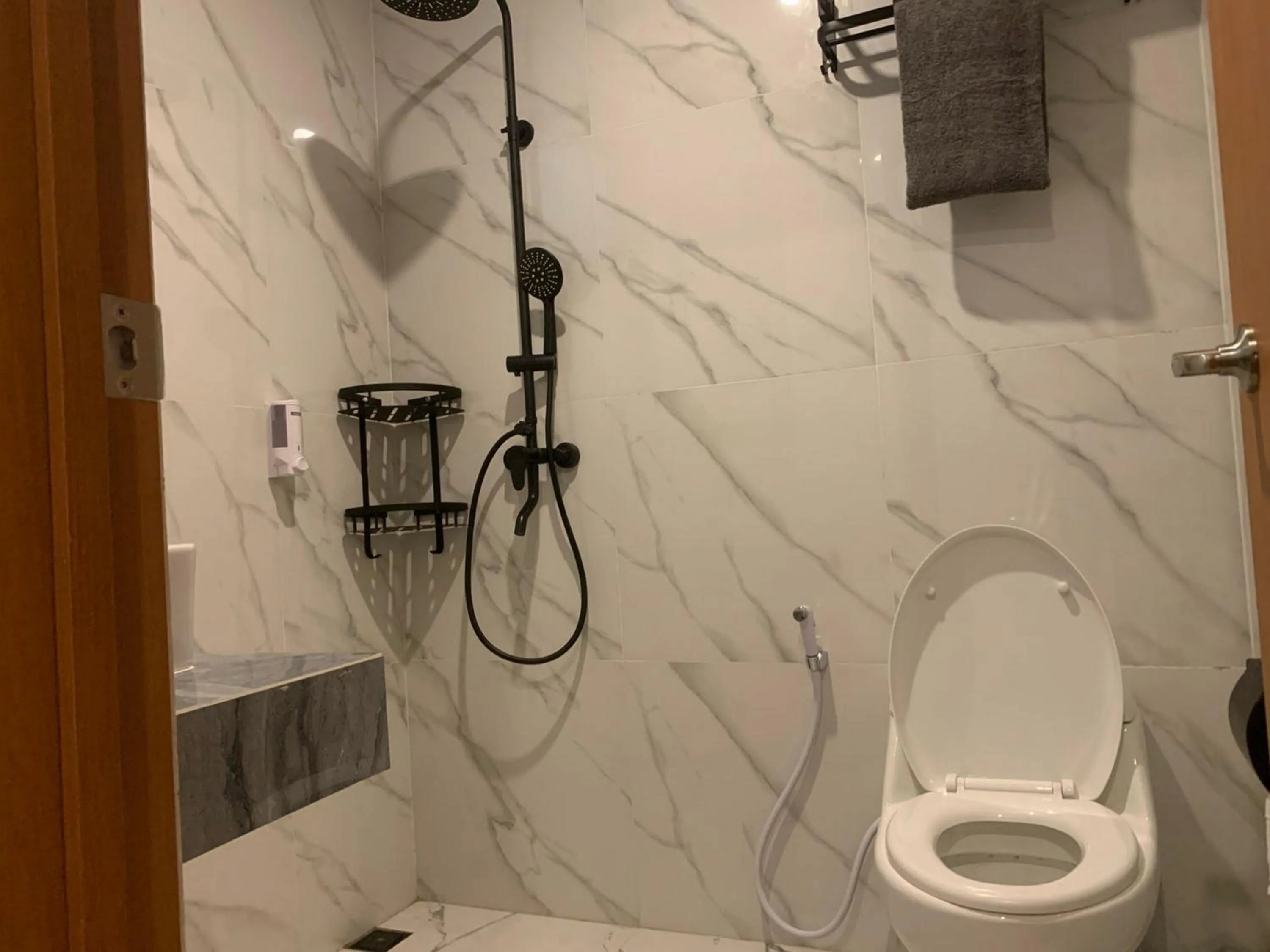 Bathroom in Urbanview Hotel Nardis Living near UMY